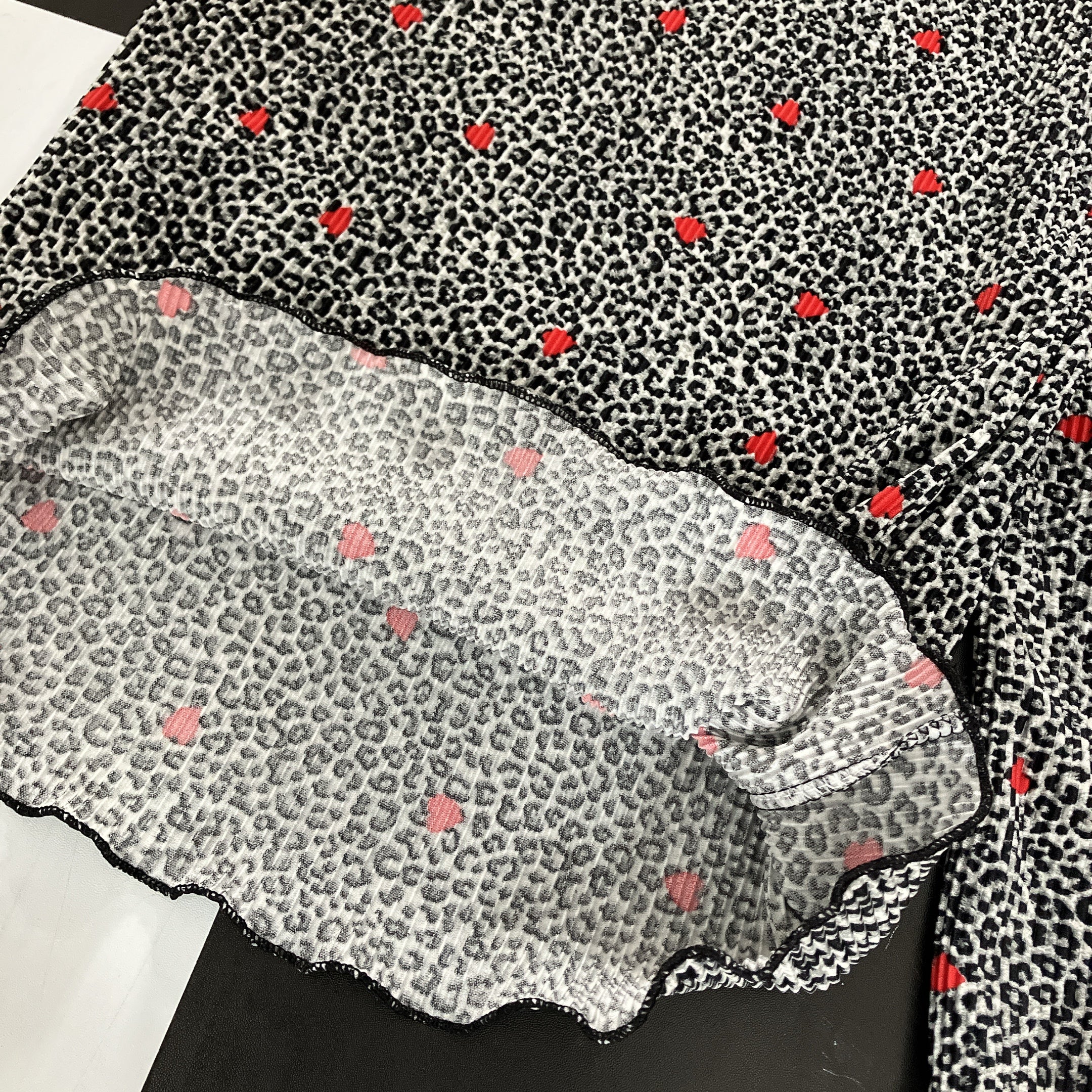 *Reservation* Two types of all-over pleated print jumpsuits. Scheduled for shipment in August.