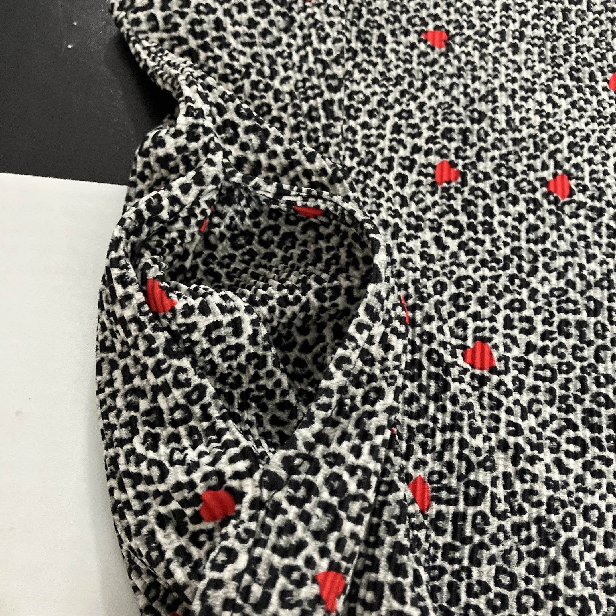 *Reservation* Two types of all-over pleated print jumpsuits. Scheduled for shipment in August.