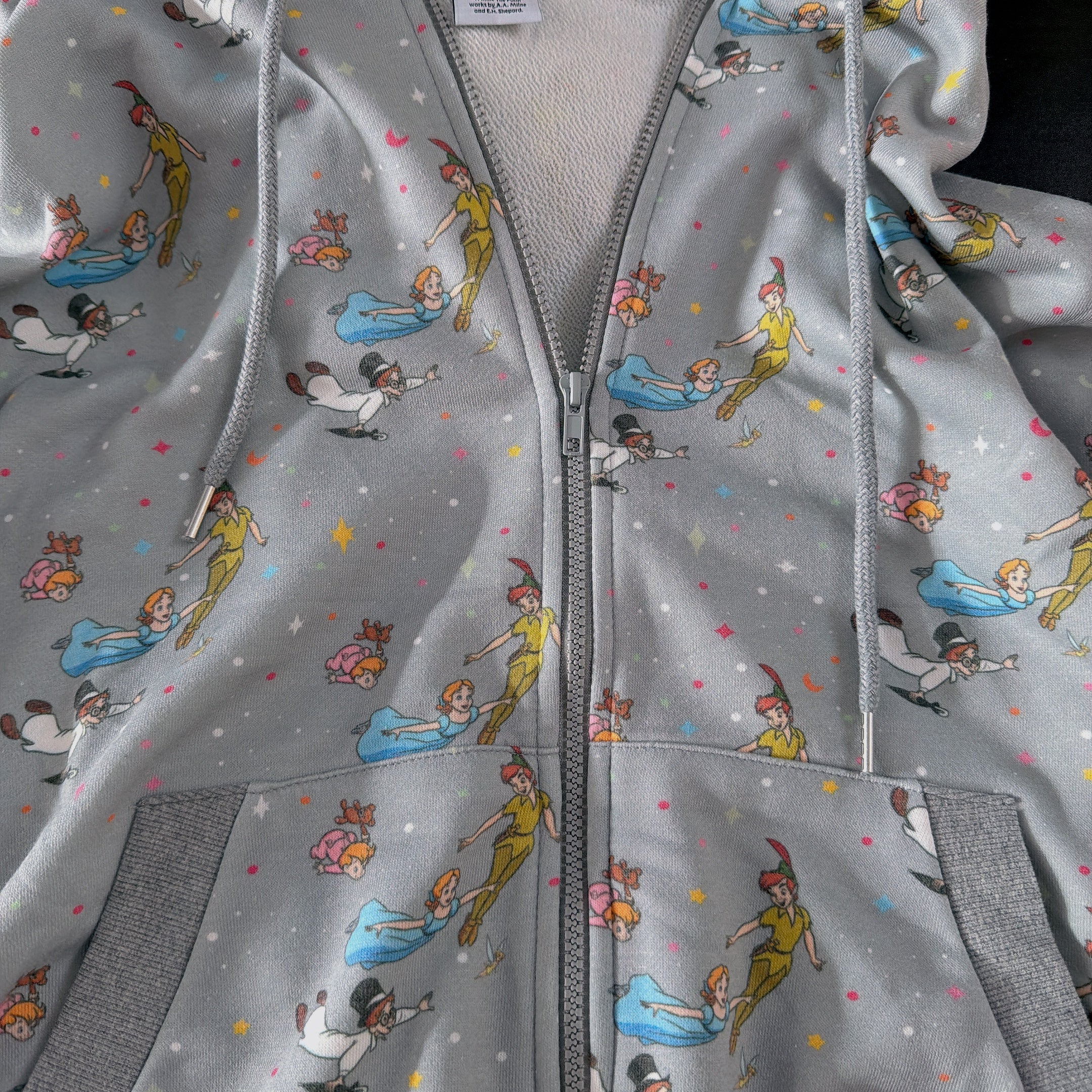 ※再販予約※2色 ピーターパン総柄ジップアップパーカー 12月中の出荷予定