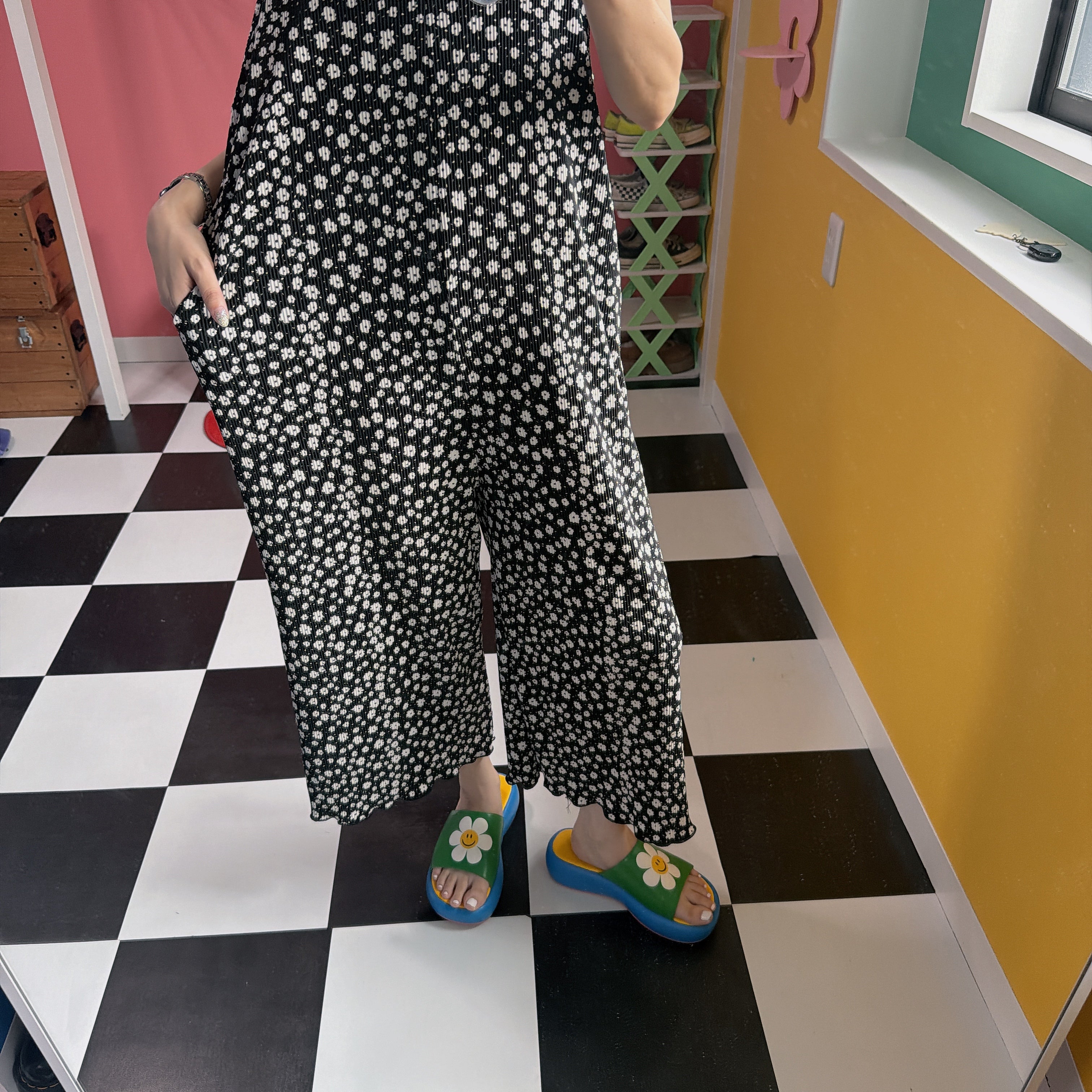 *Reservation* Two types of all-over pleated print jumpsuits. Scheduled for shipment in August.