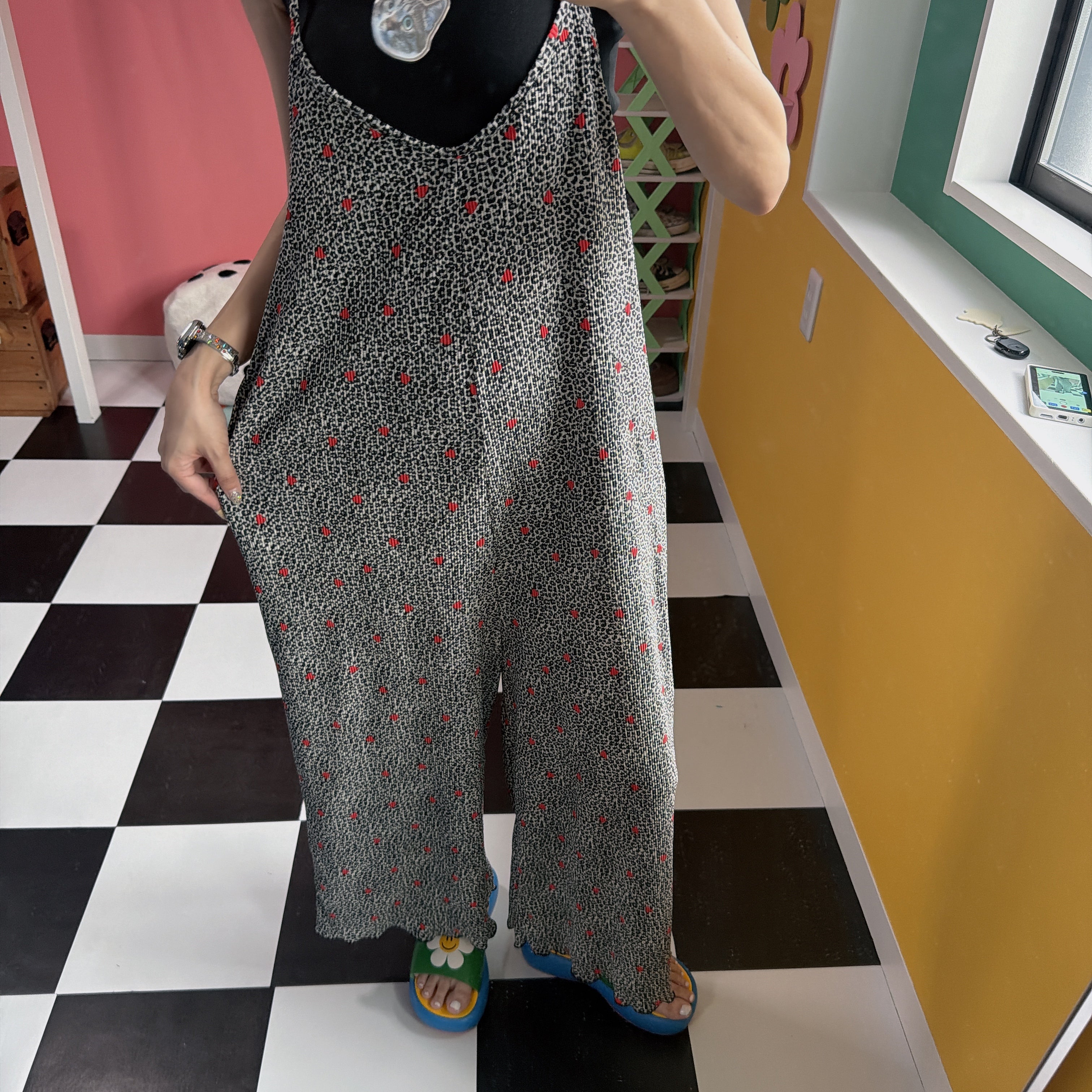 *Reservation* Two types of all-over pleated print jumpsuits. Scheduled for shipment in August.