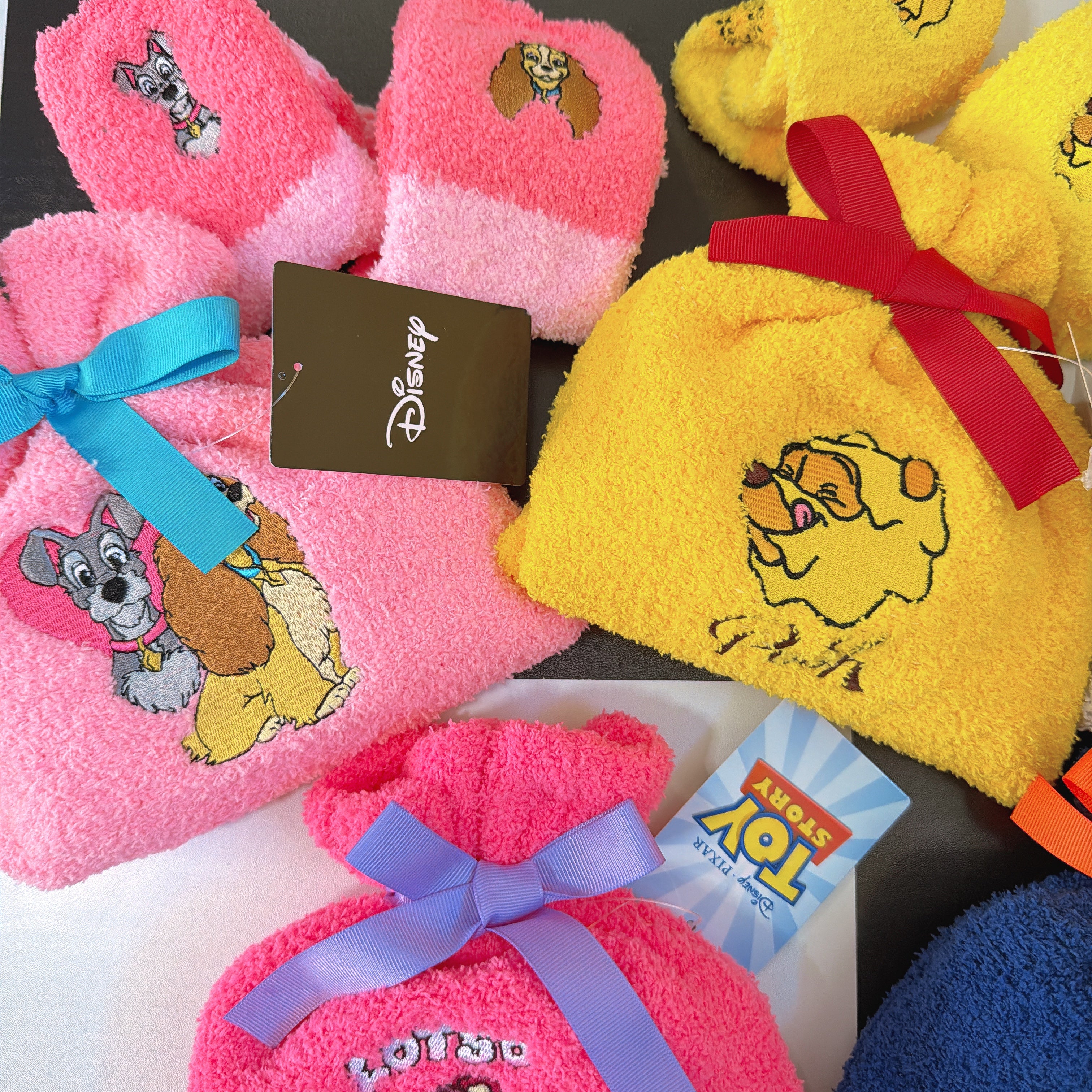 即納 5種類 ディズニーもこもこ巾着&もこもこソックスのセット 4〜5営業日で出荷予定