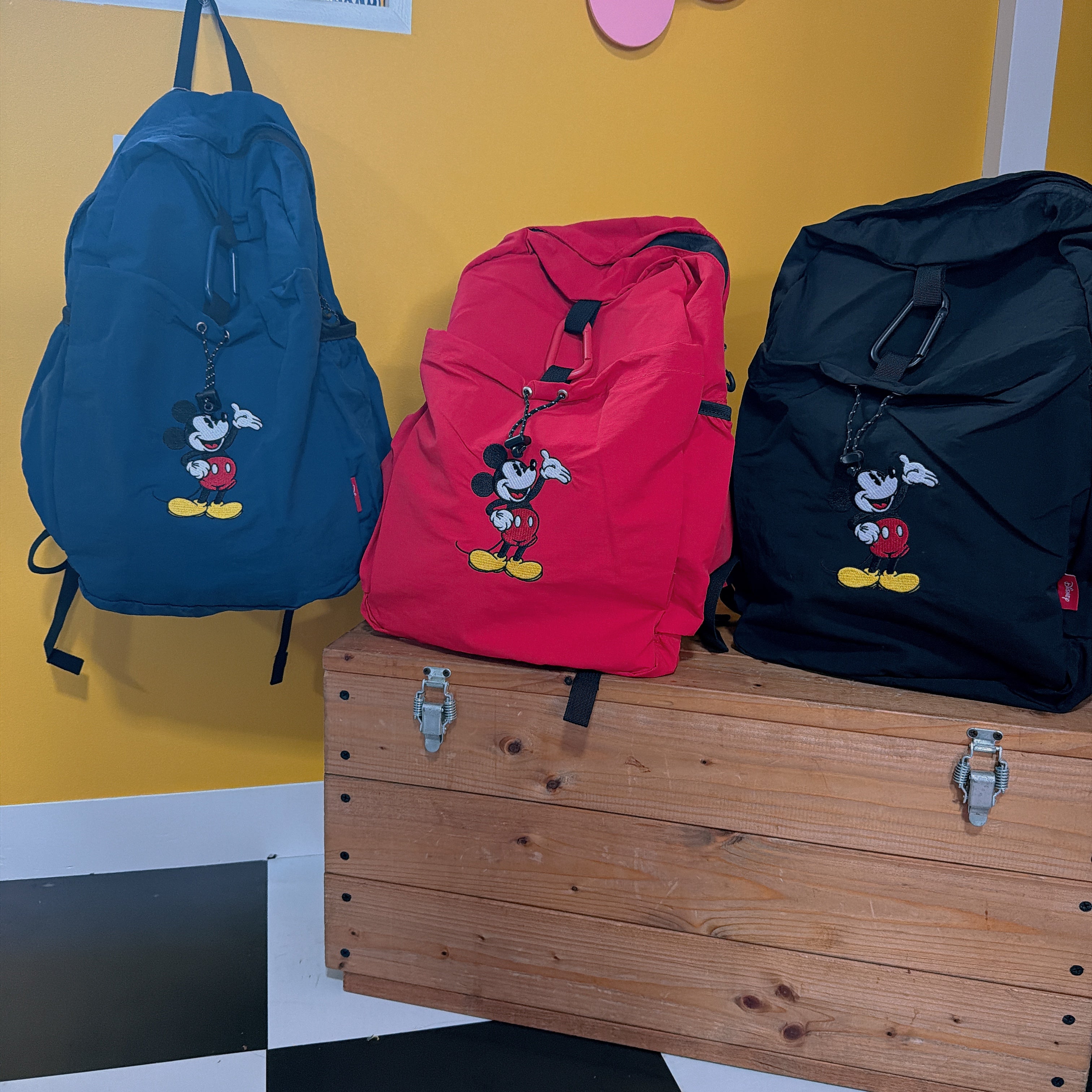 ※再販予約※3色 ミッキー刺繍軽量リュック 12月上旬〜中旬ごろのお届け予定