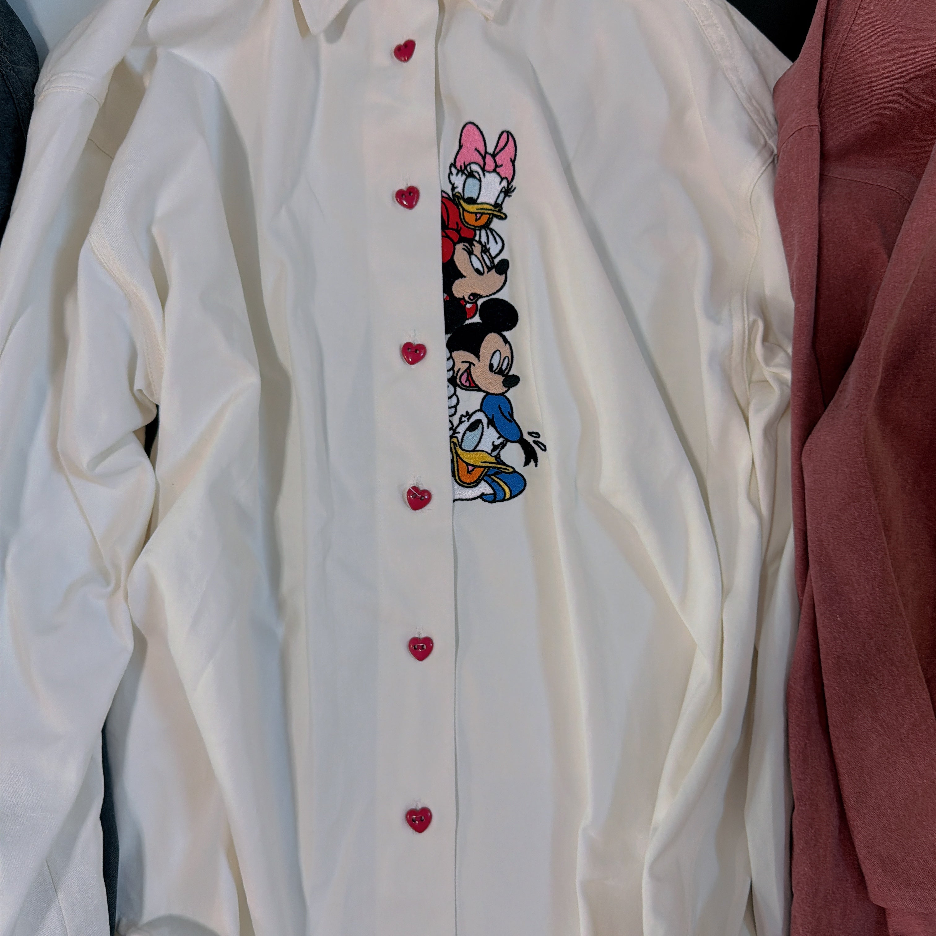 ※予約※新デザイン!3色 ミッキーフレンズハートボタン刺繍シャツ 12月中の出荷予定