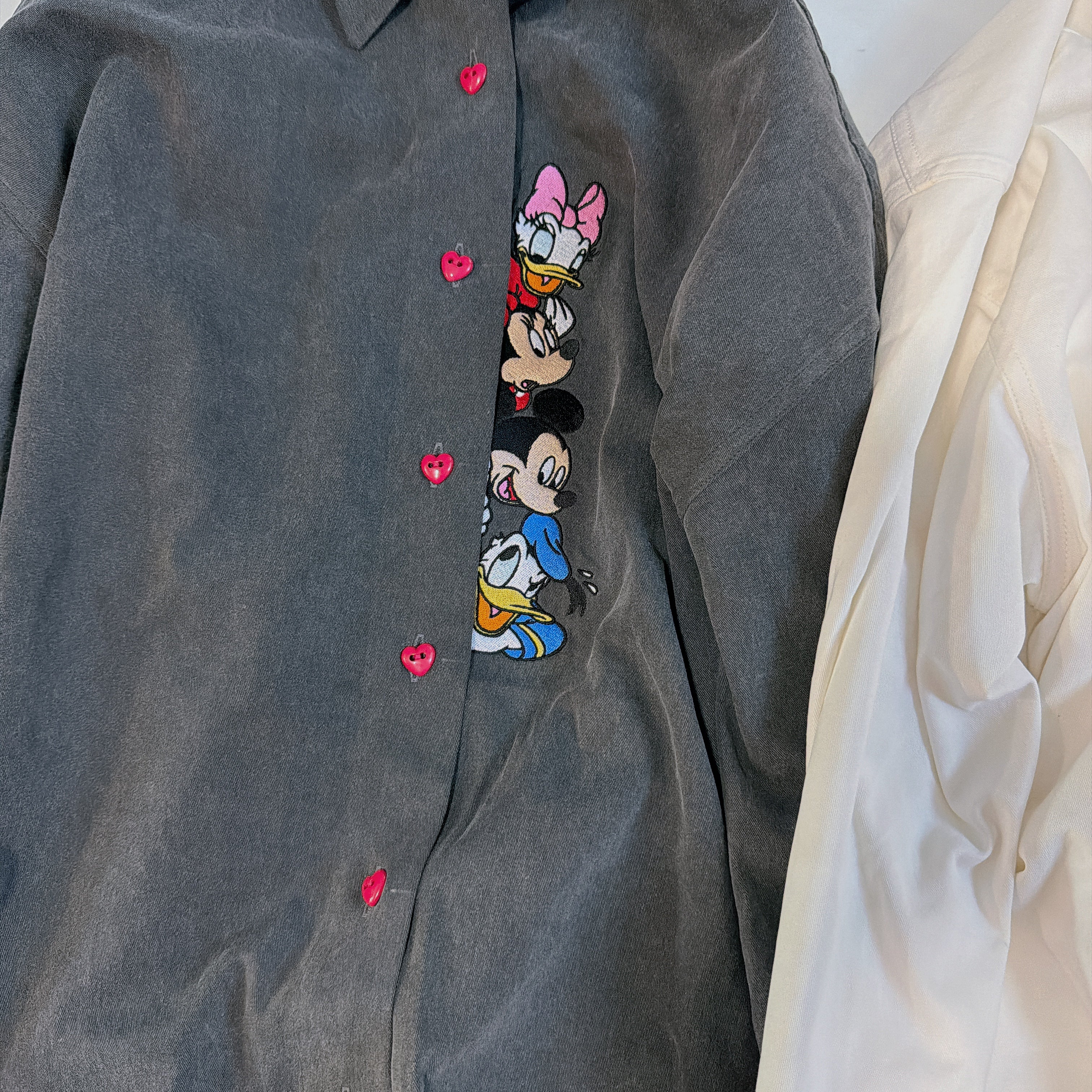 ※予約※新デザイン!3色 ミッキーフレンズハートボタン刺繍シャツ 12月中の出荷予定