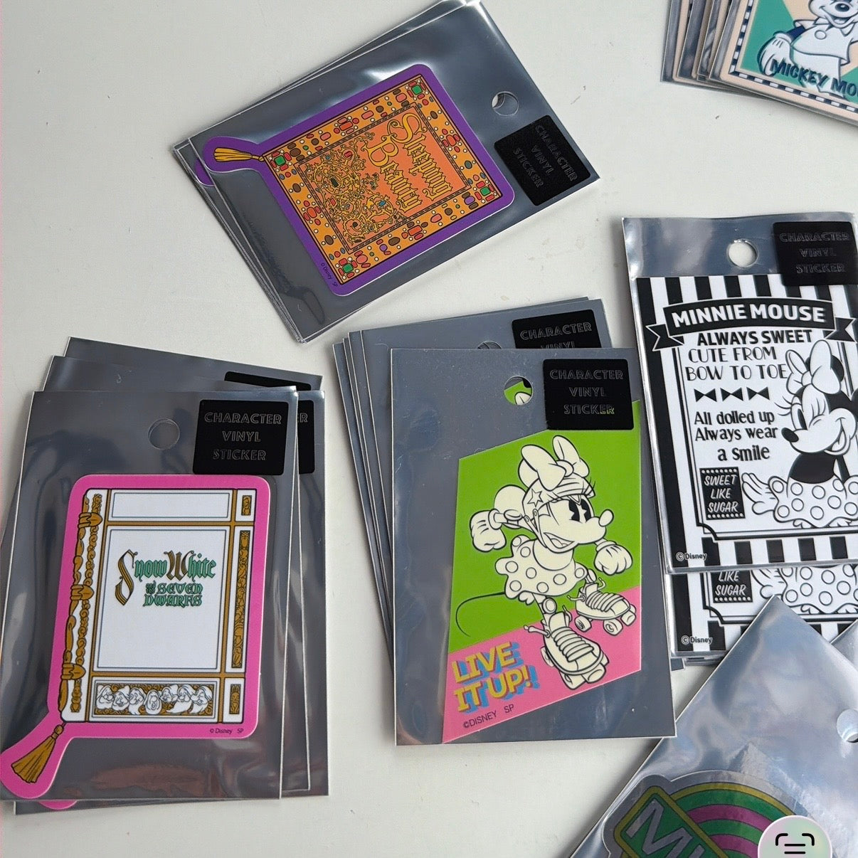 即納 新柄10種類 DISNEYキャラクターステッカー 3月中の出荷予定
