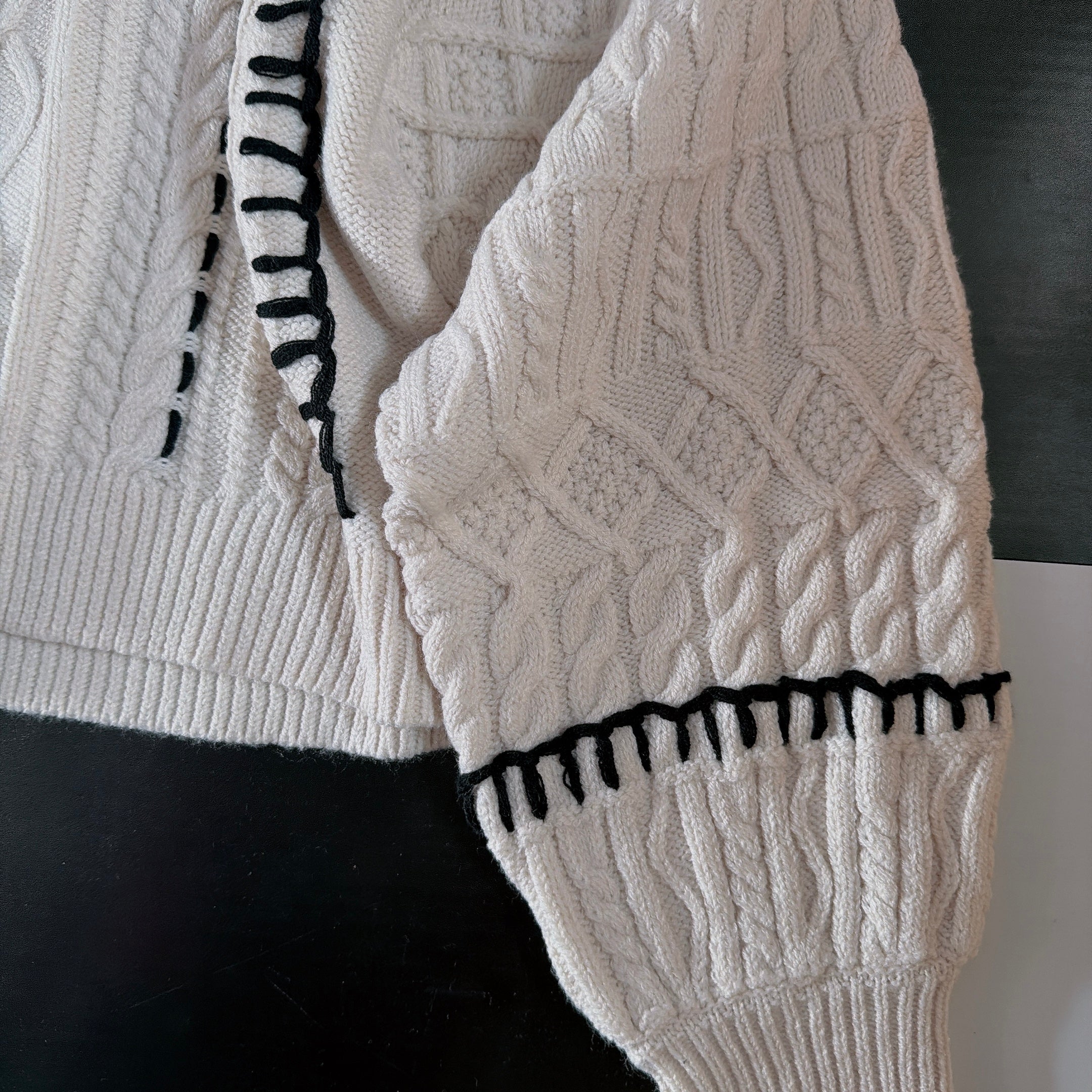 ※予約※うねうねデザイン ケーブルニット 11月下旬ごろ出荷予定