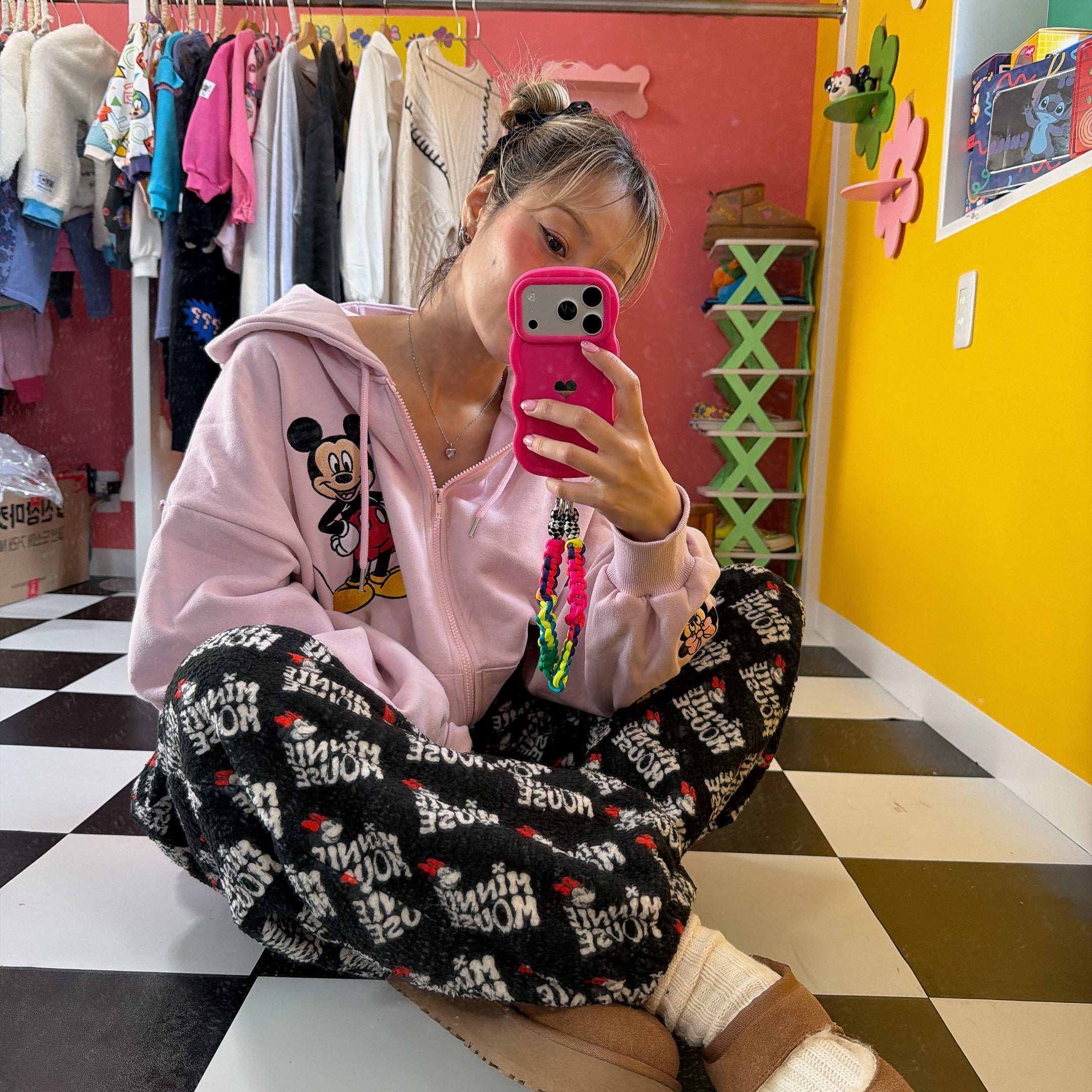 ※予約※2色 ミッキーミニーランダム刺繍パーカー 12月中の出荷予定