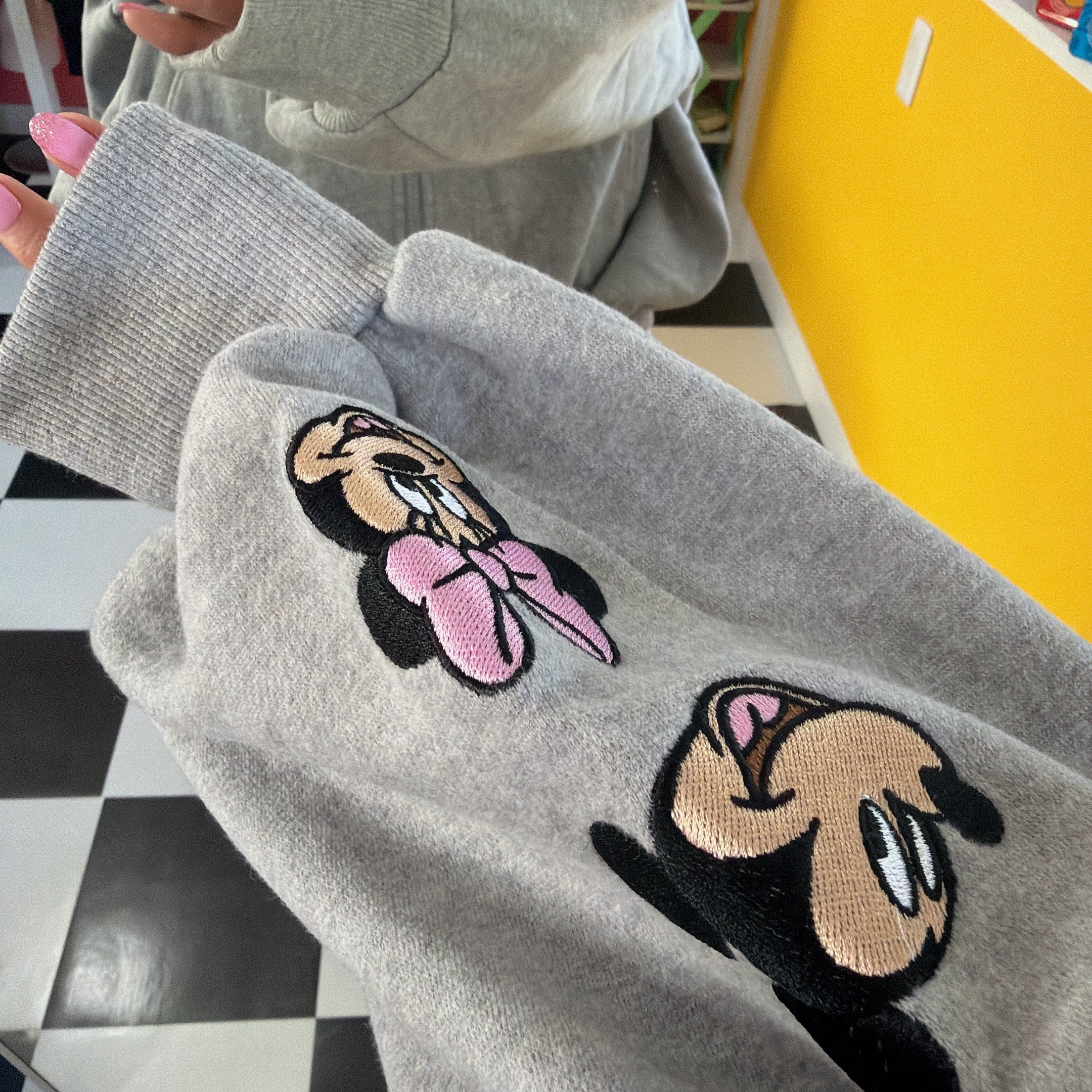 ※予約※2色 ミッキーミニーランダム刺繍パーカー 12月中の出荷予定