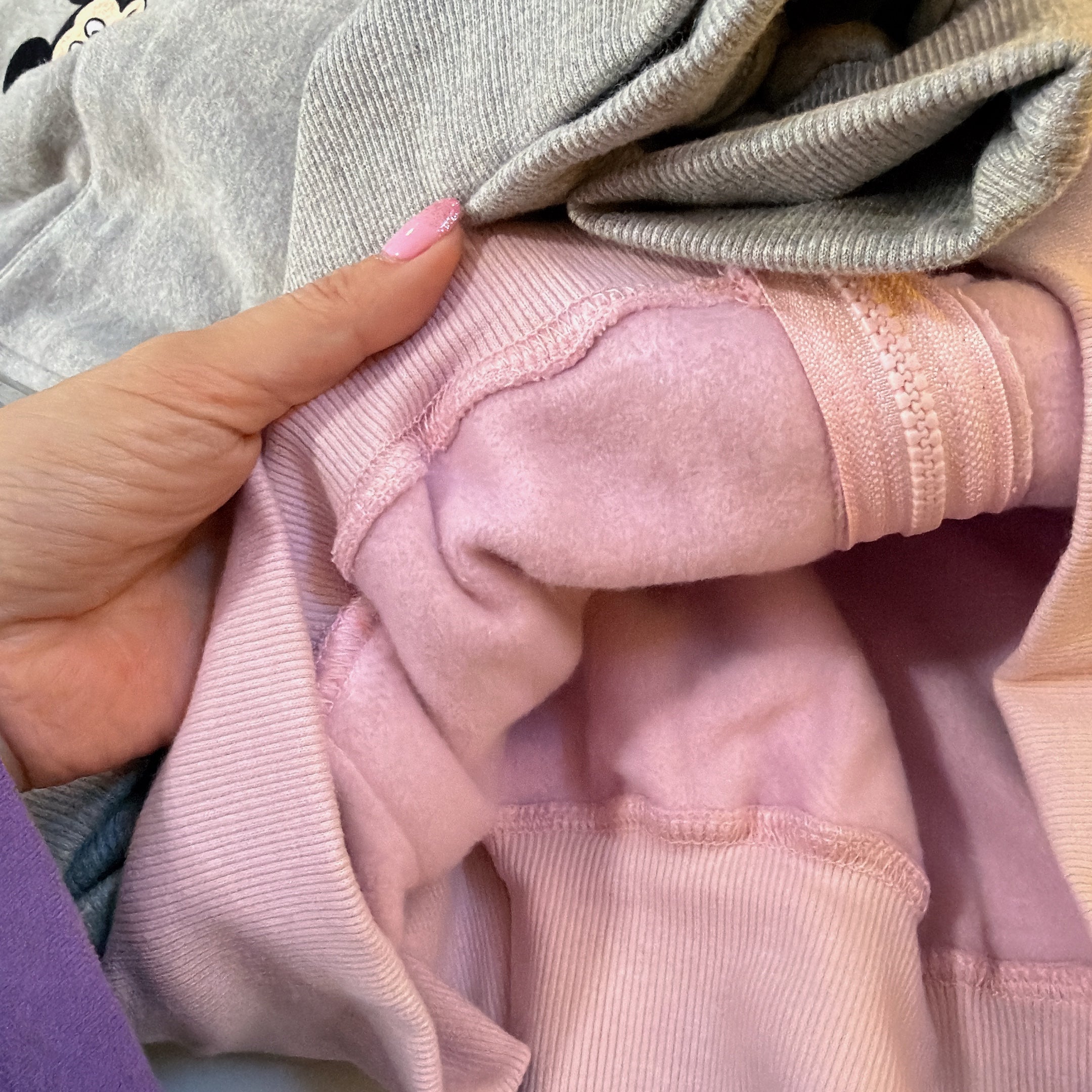 ※予約※2色 ミッキーミニーランダム刺繍パーカー 12月中の出荷予定