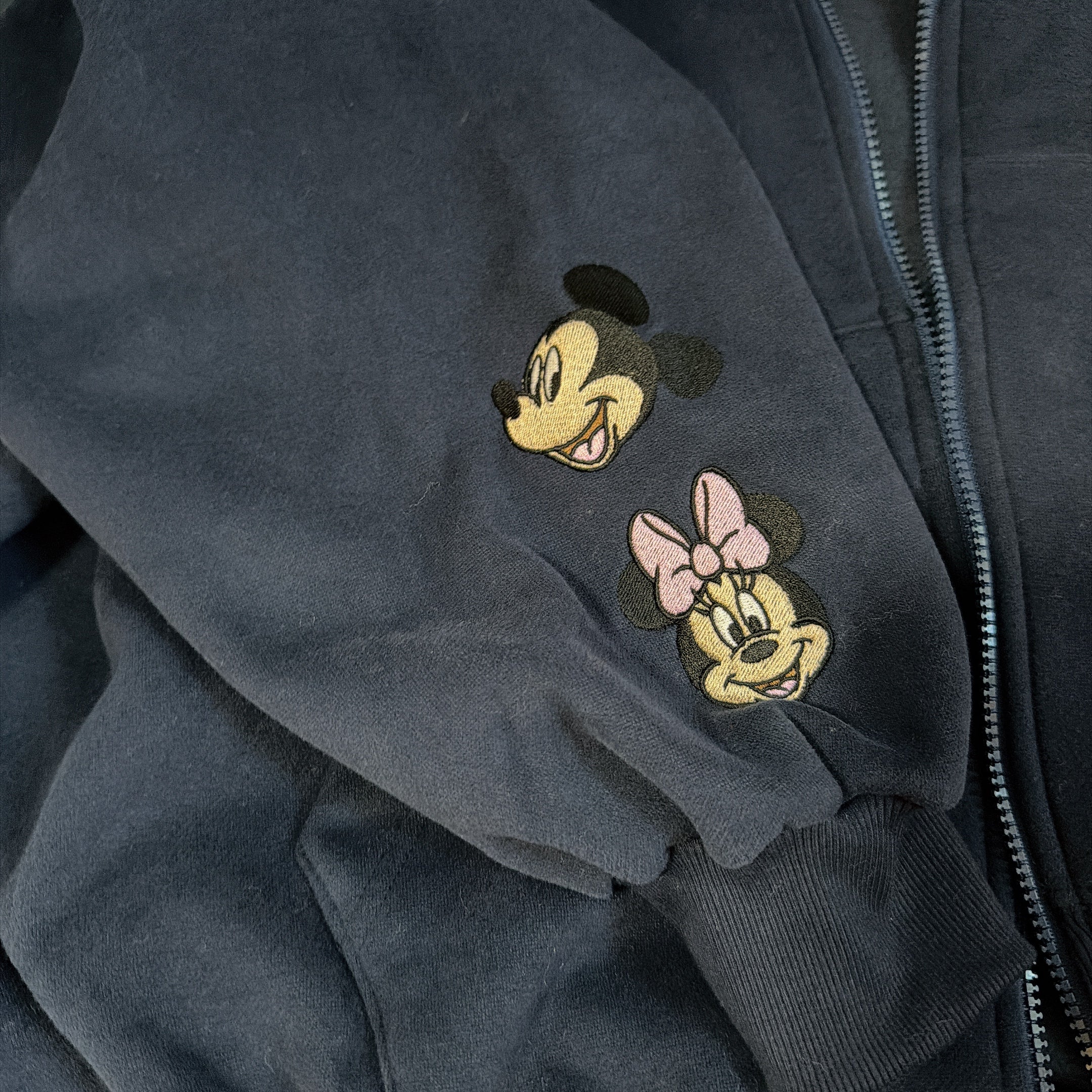 ※予約※ 新色 ミッキーミニーランダム刺繍パーカー 1月中の出荷予定
