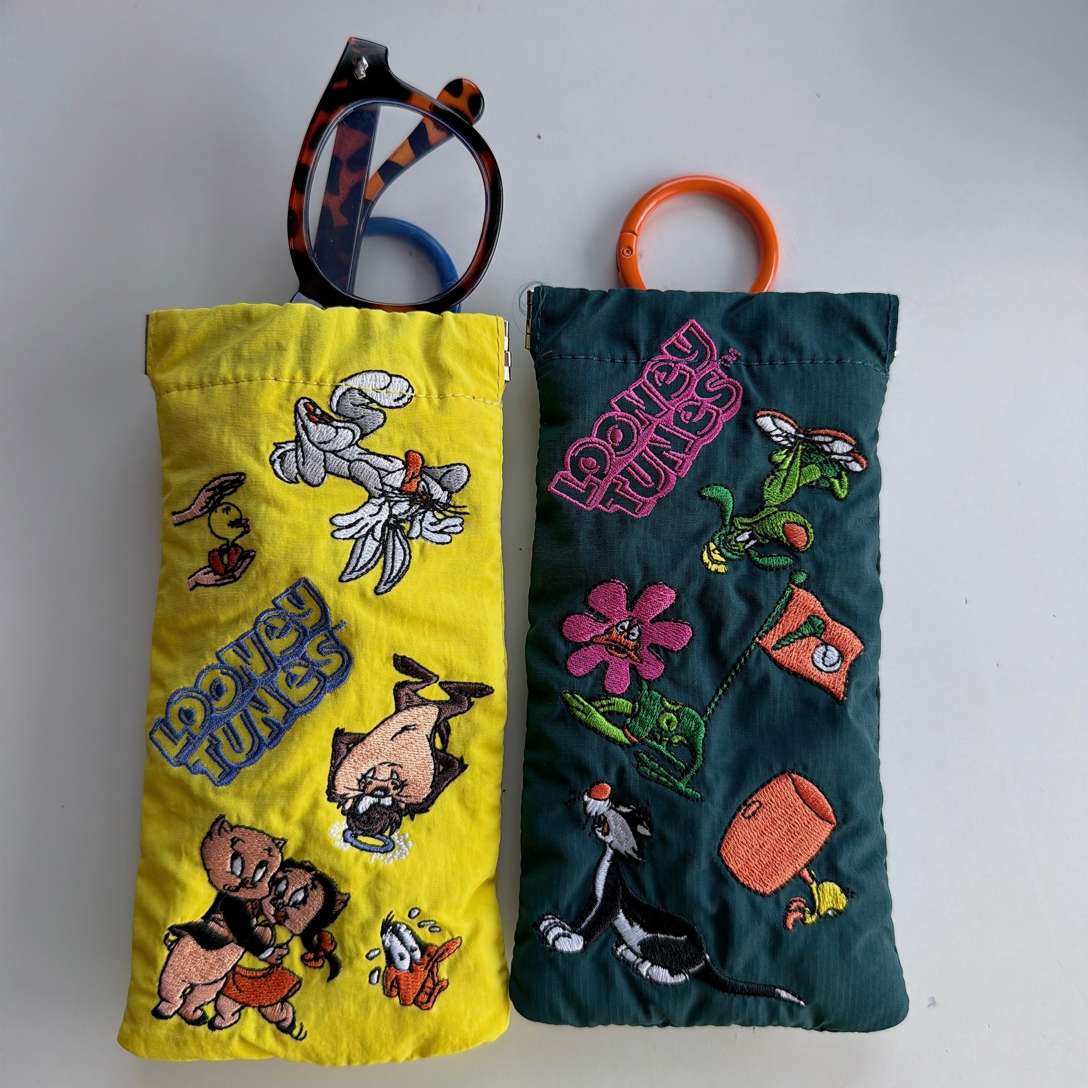 *Reservation* 2 types Looney Tunes NOSTALGICA Glasses Cushion Pouch Scheduled to ship in August