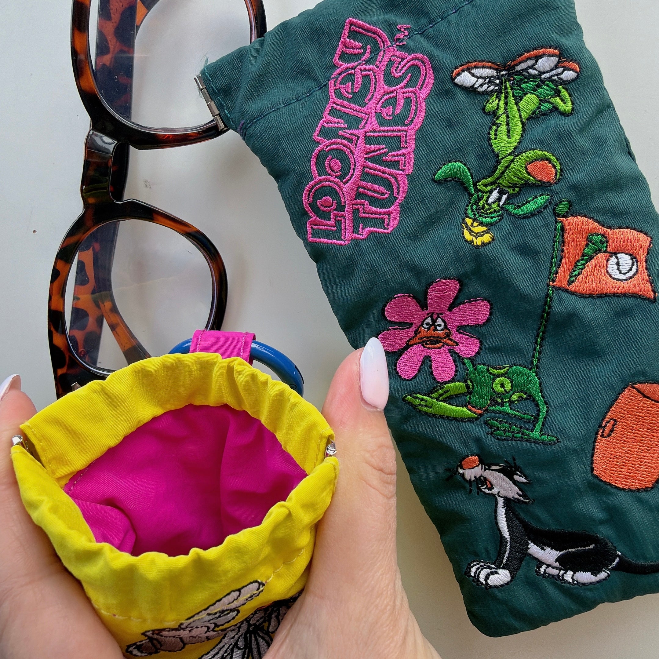 *Reservation* 2 types Looney Tunes NOSTALGICA Glasses Cushion Pouch Scheduled to ship in August