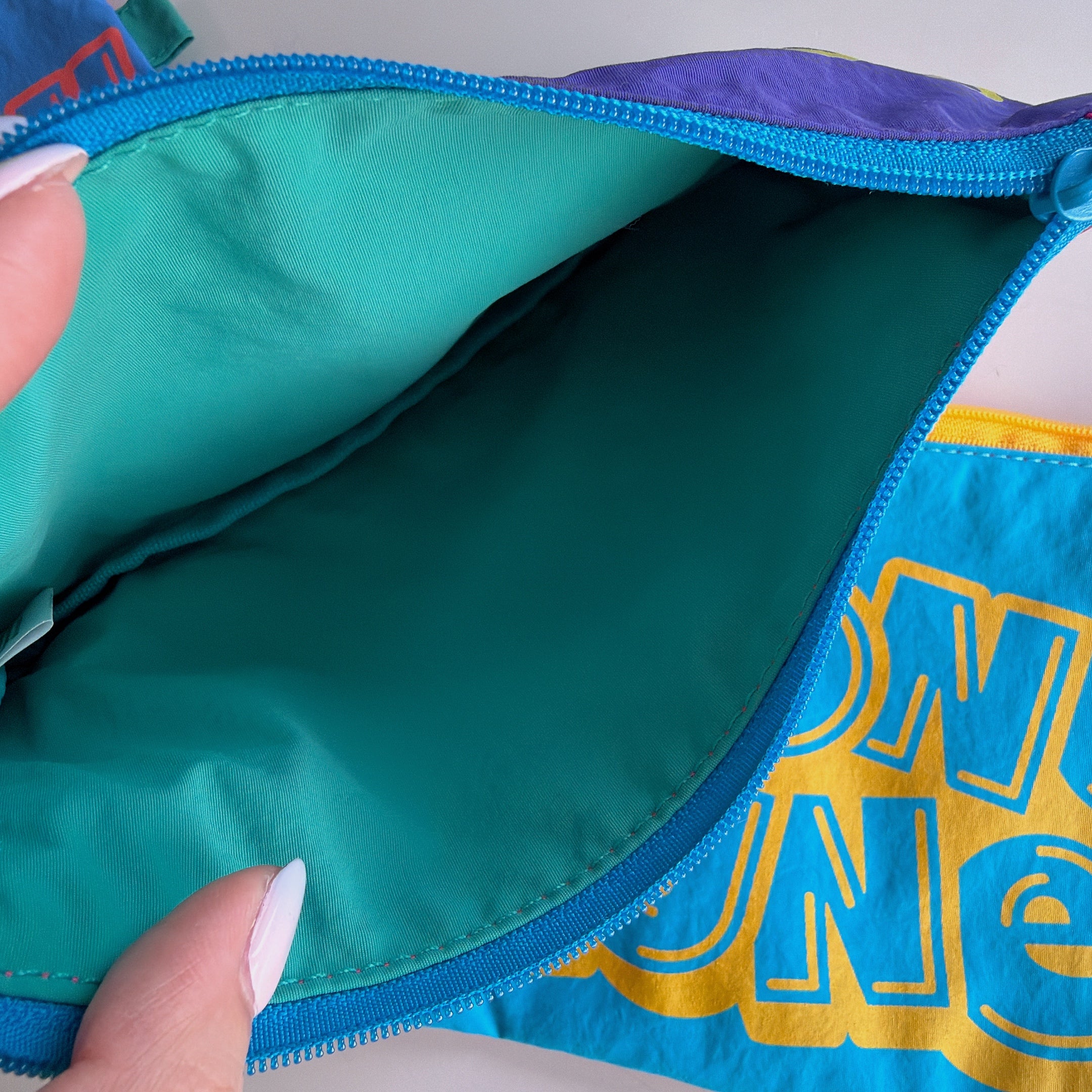 *Pre-order* Looney Tunes NOSTALGICA Bicolor Flat Pouch (5 types) - Scheduled to ship in August