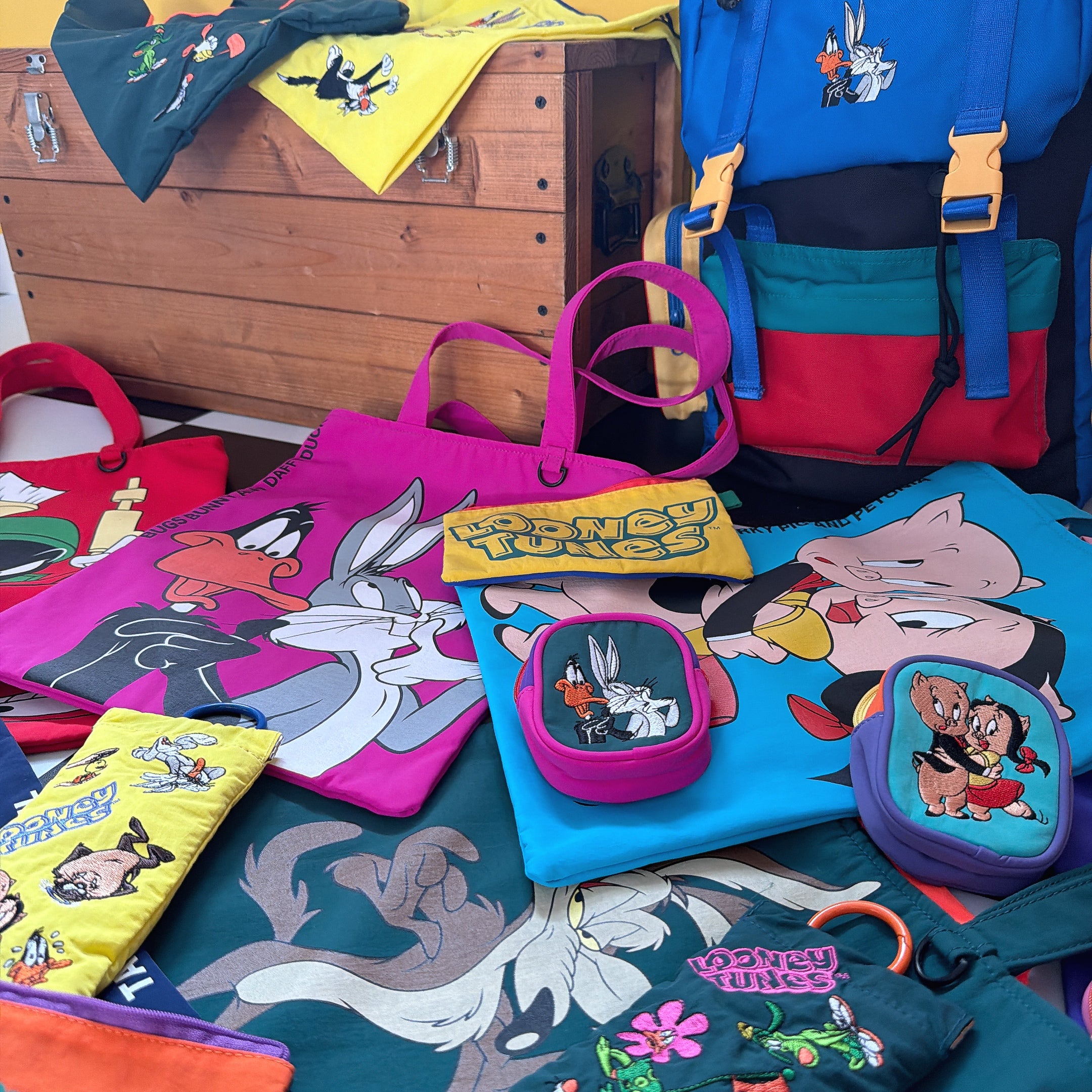 *Reservation* 2 Types Looney Tunes NOSTALGICA Carabiner Pouch - Shipping scheduled for August