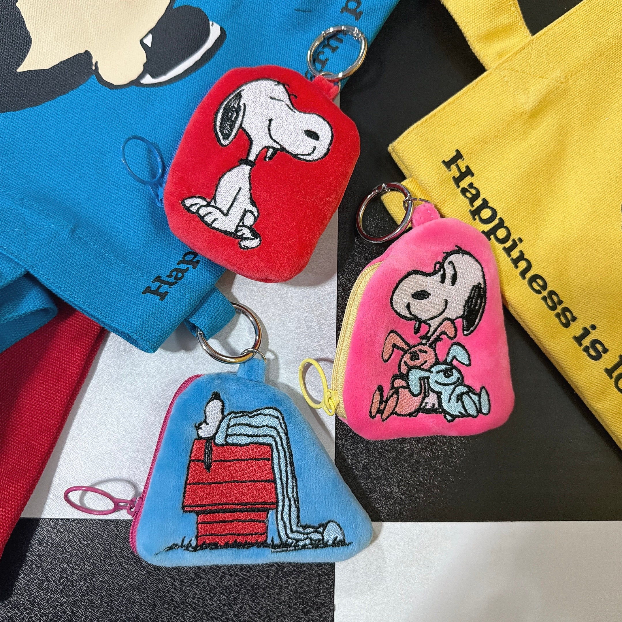 *Pre-order* 3-color NOSTALGICA vintage PEANUTS fluffy pouch with carabiner. Scheduled to ship in May.