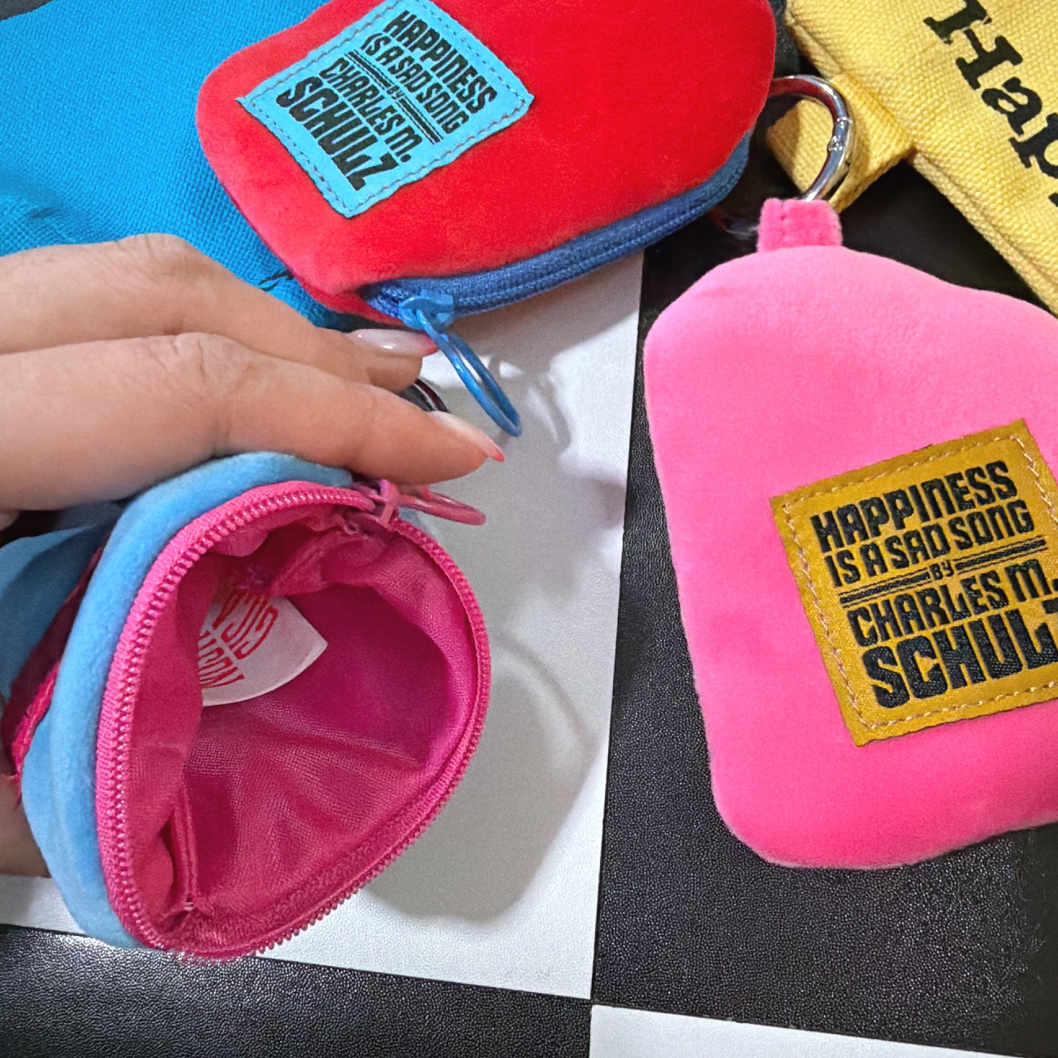 *Pre-order* 3-color NOSTALGICA vintage PEANUTS fluffy pouch with carabiner. Scheduled to ship in May.