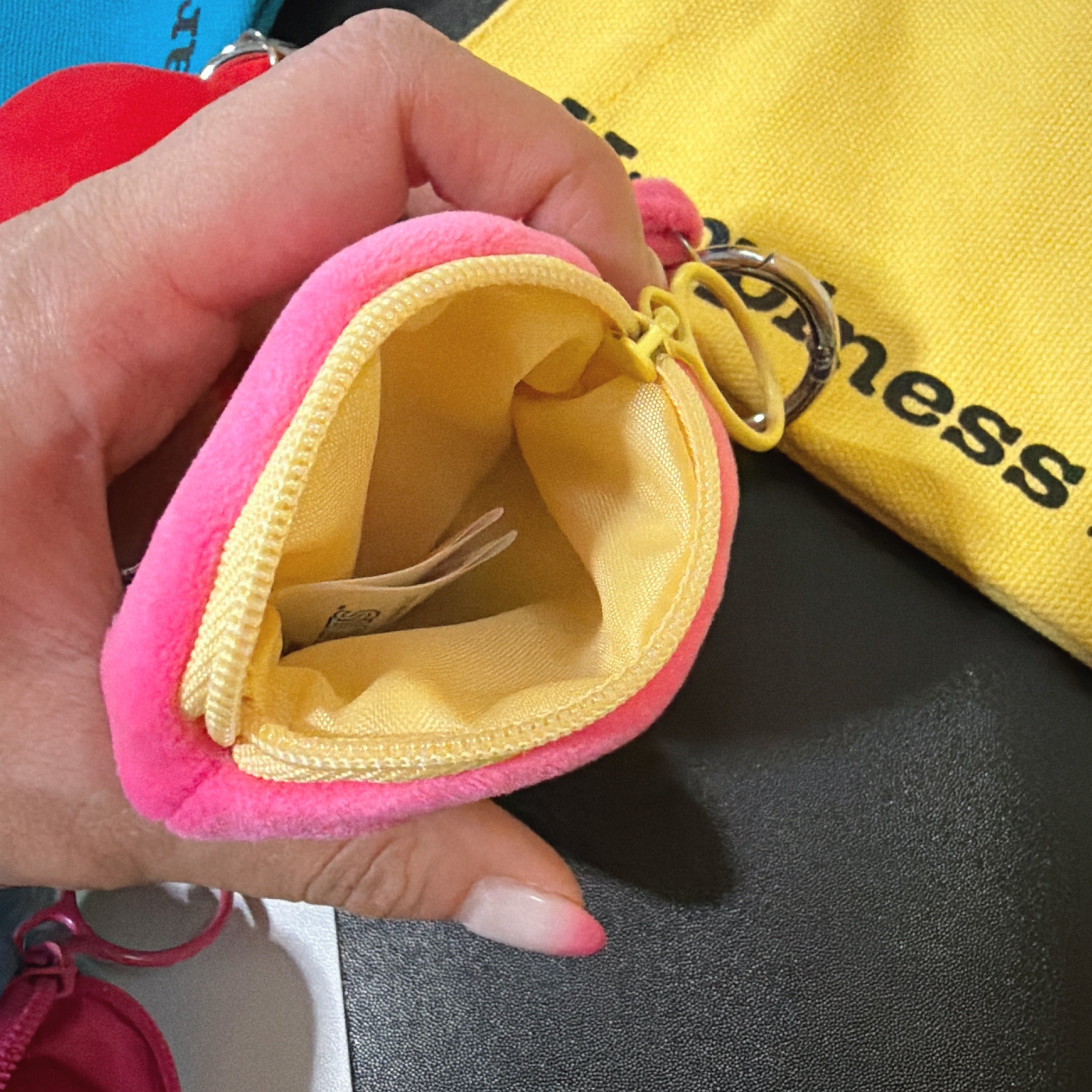 *Pre-order* 3-color NOSTALGICA vintage PEANUTS fluffy pouch with carabiner. Scheduled to ship in May.