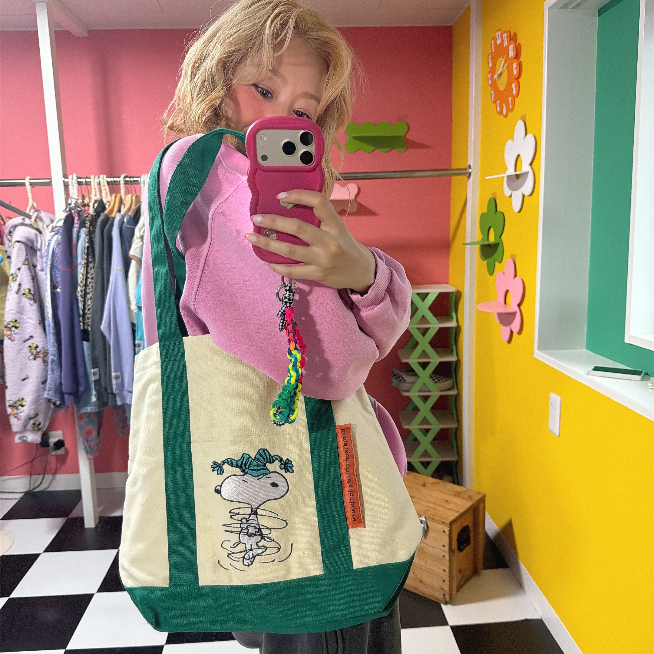 *Pre-order* NOSTALGICA vintage PEANUTS embroidered big tote bag in 3 colors. Scheduled to ship in May.