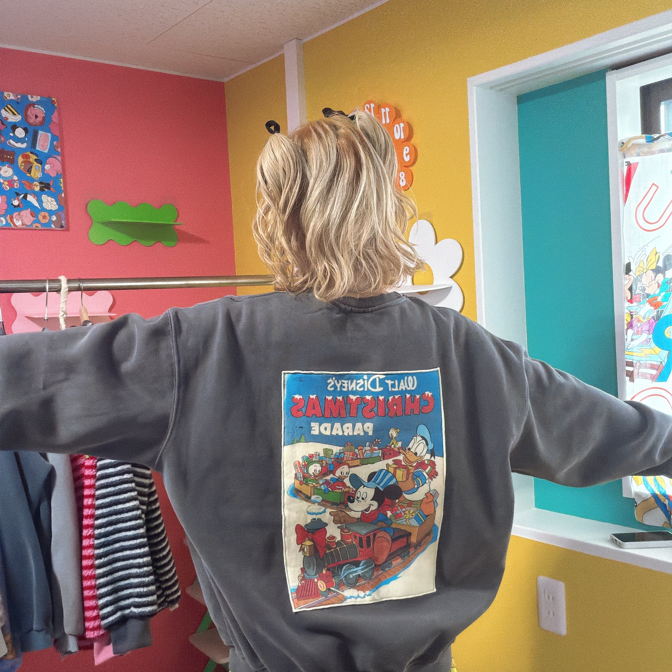 ※予約※4種類 DISNEYポスターピグメントスウェット 1月下旬〜2月上旬の出荷予定