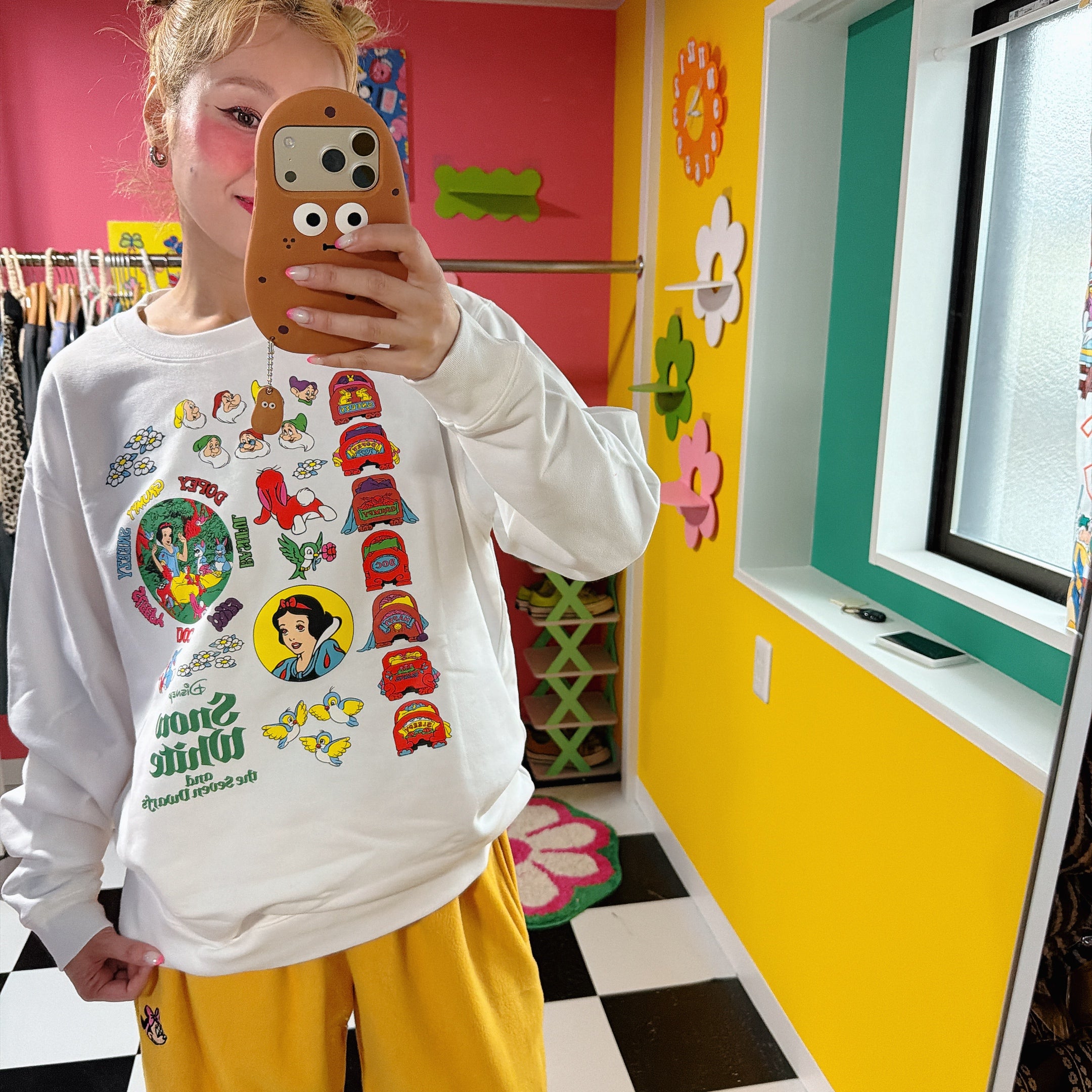 *Pre-order* Two types of NOSTALGICA DISNEY Cinderella & Snow White retro sweatshirts. Scheduled to ship in February.