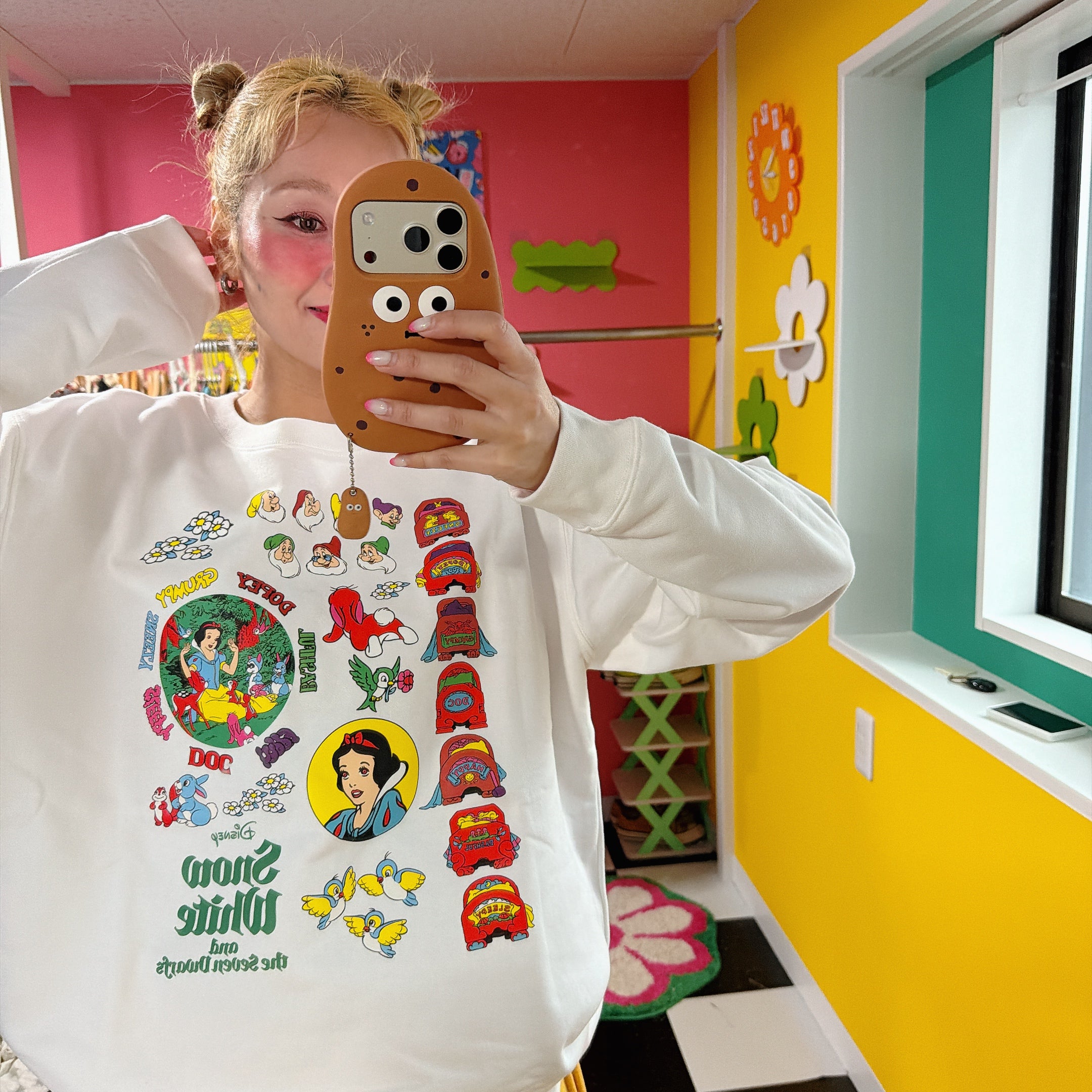 *Pre-order* Two types of NOSTALGICA DISNEY Cinderella & Snow White retro sweatshirts. Scheduled to ship in February.