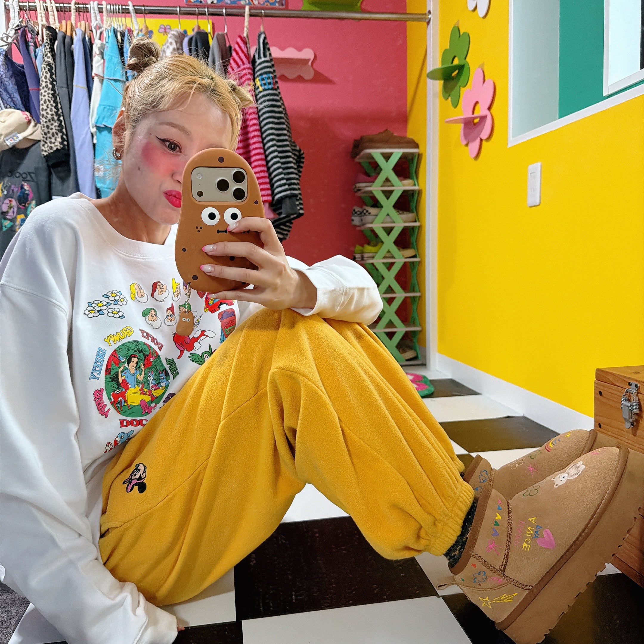 *Pre-order* Two types of NOSTALGICA DISNEY Cinderella & Snow White retro sweatshirts. Scheduled to ship in February.