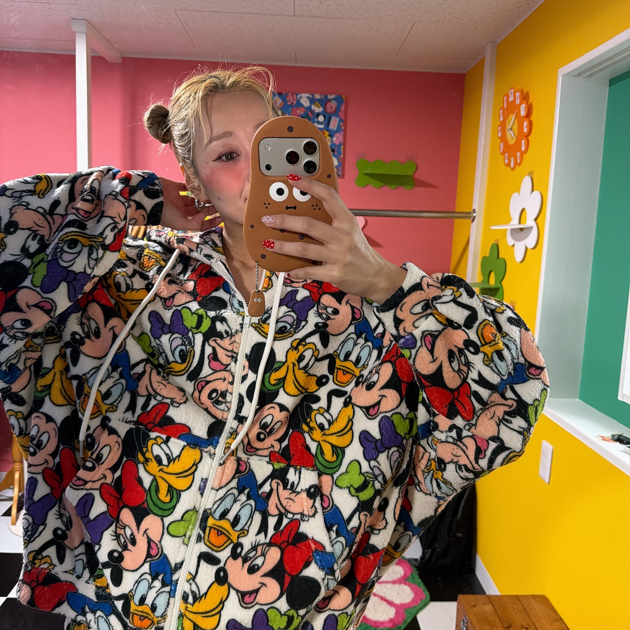 ※Pre-order※ Mickey and Friends all-over print fleece hoodie & fleece pants available as a set. Ships in February.