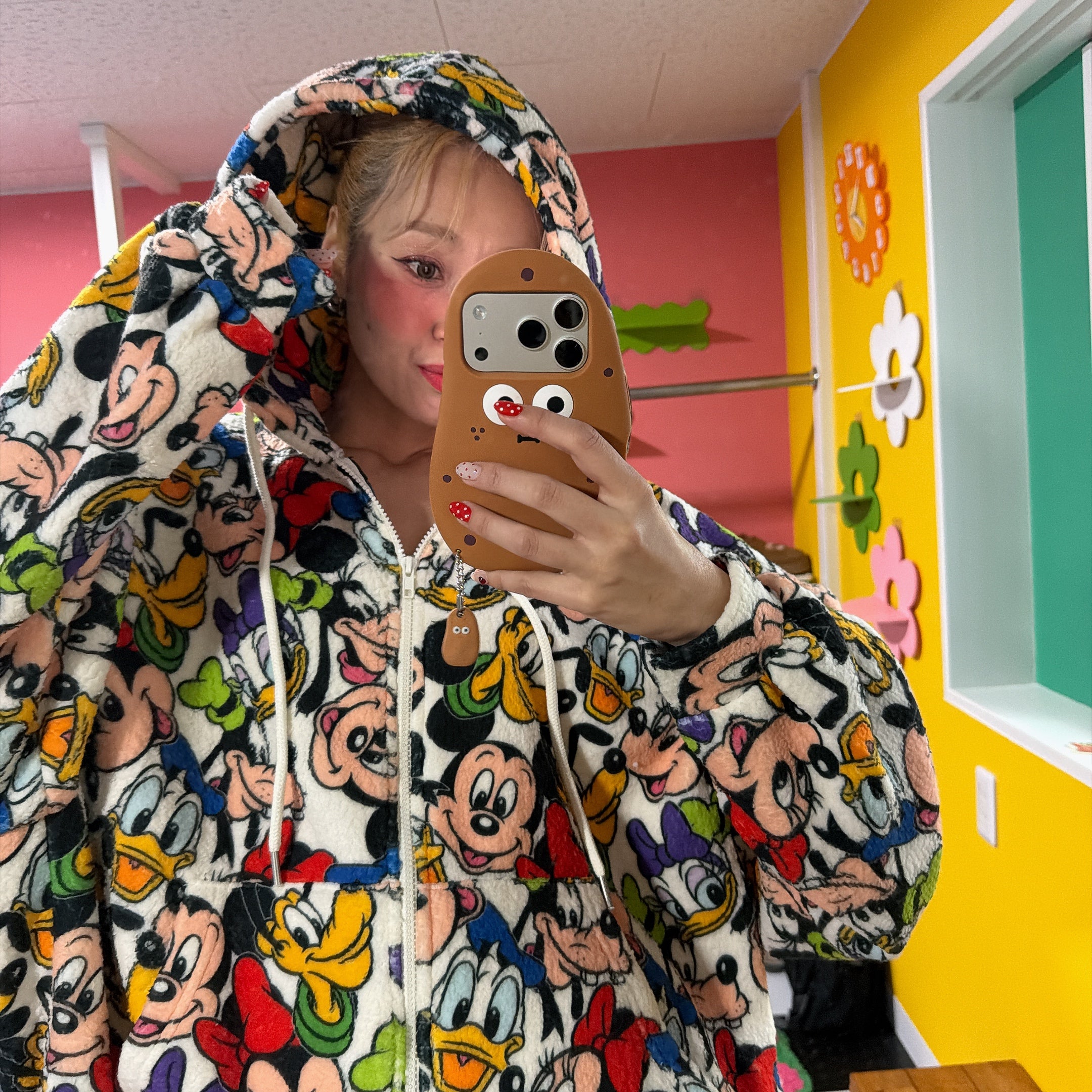 ※Pre-order※ Mickey and Friends all-over print fleece hoodie & fleece pants available as a set. Ships in February.