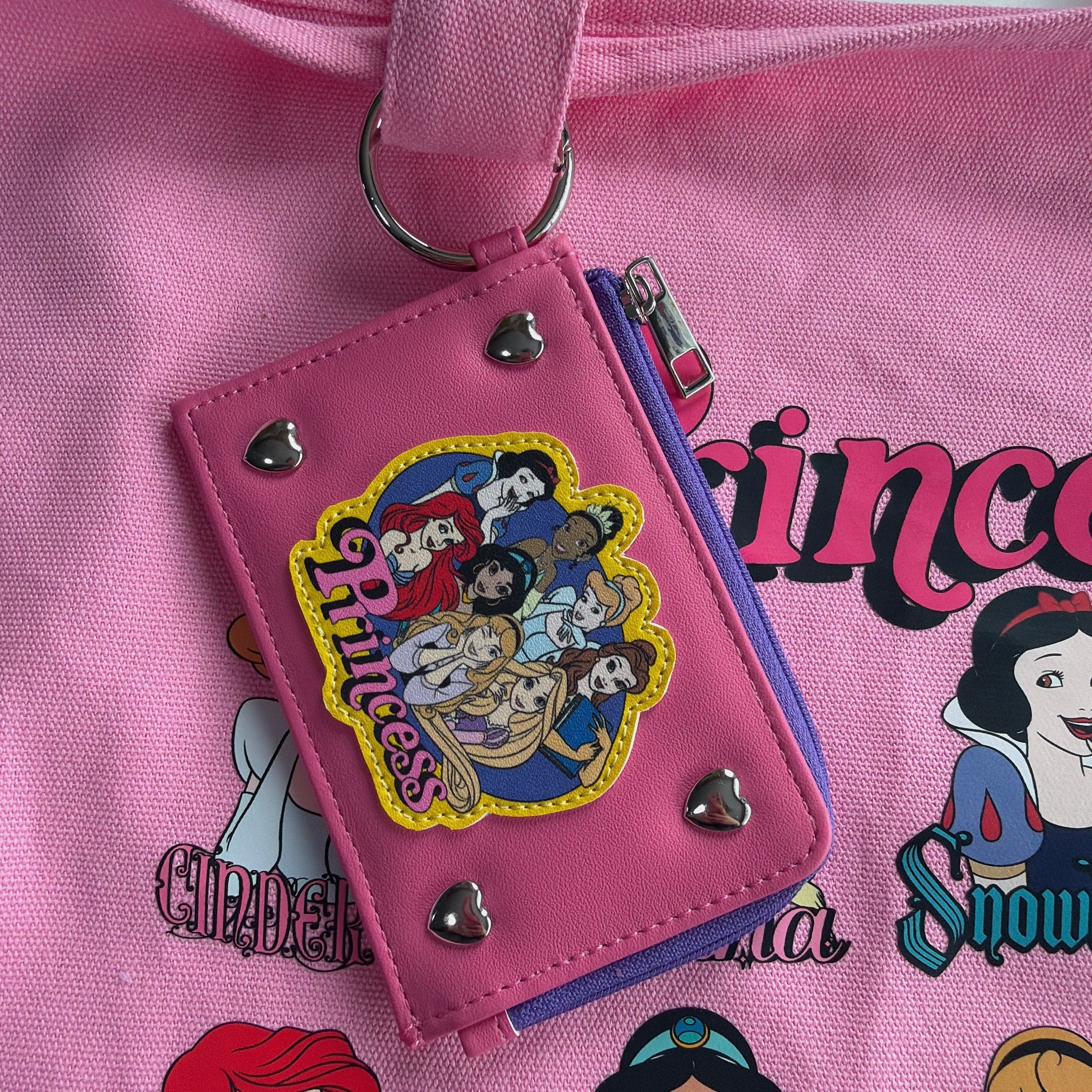 ※予約※DISNEY NOSTALGICA プリンセス カードポーチ 8月下旬〜9月上旬ごろのお届け予定