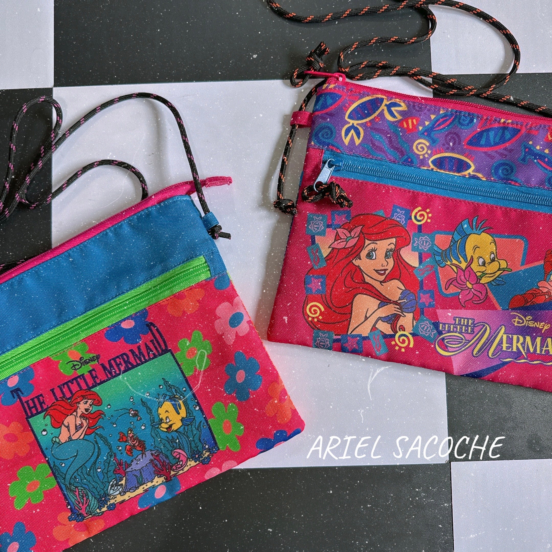 即納 NOSTALGICA 2種類 アリエルシリーズ総柄サコッシュ