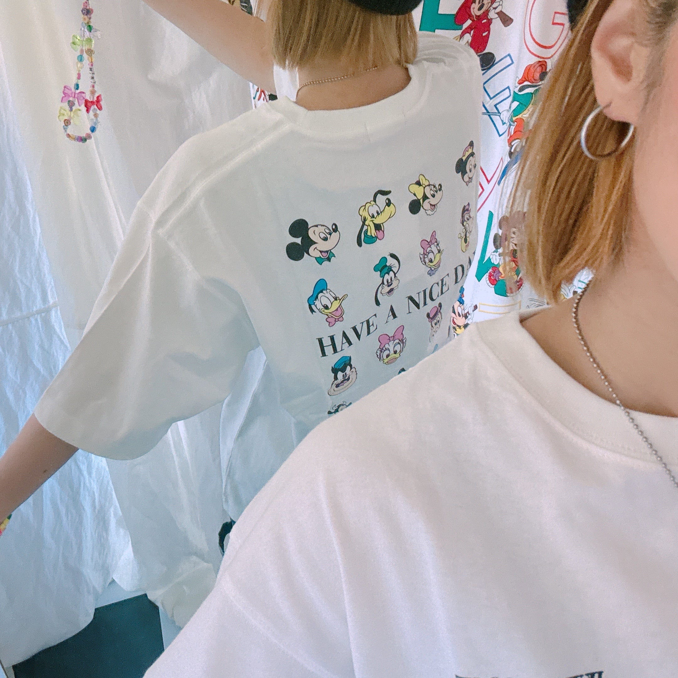 即納 2色 ミッキーフレンズバックプリントTEE