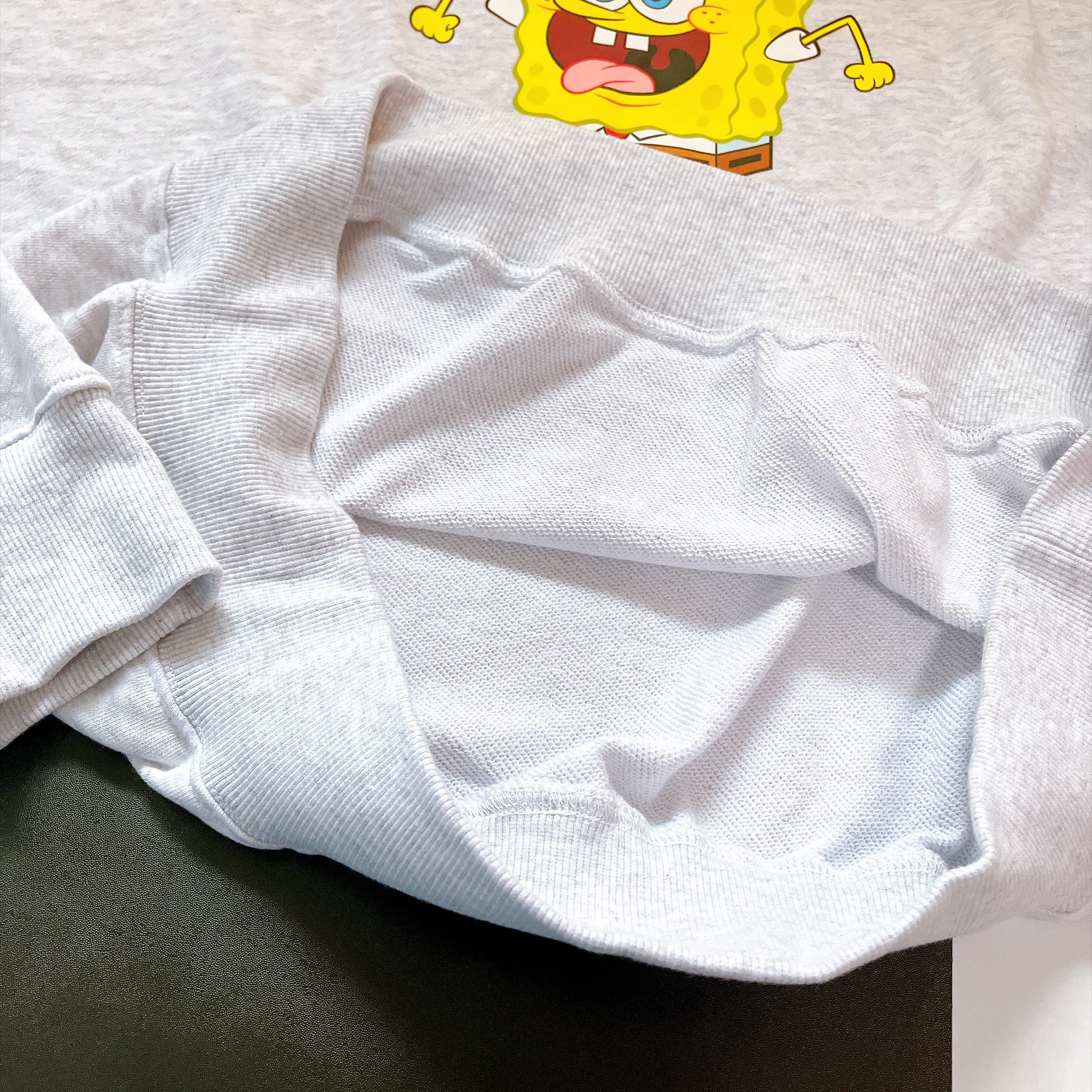 ※上下あり予約※ スポンジ・ボブ サガラ刺繍袖プリントスウェット 9月中の出荷予定