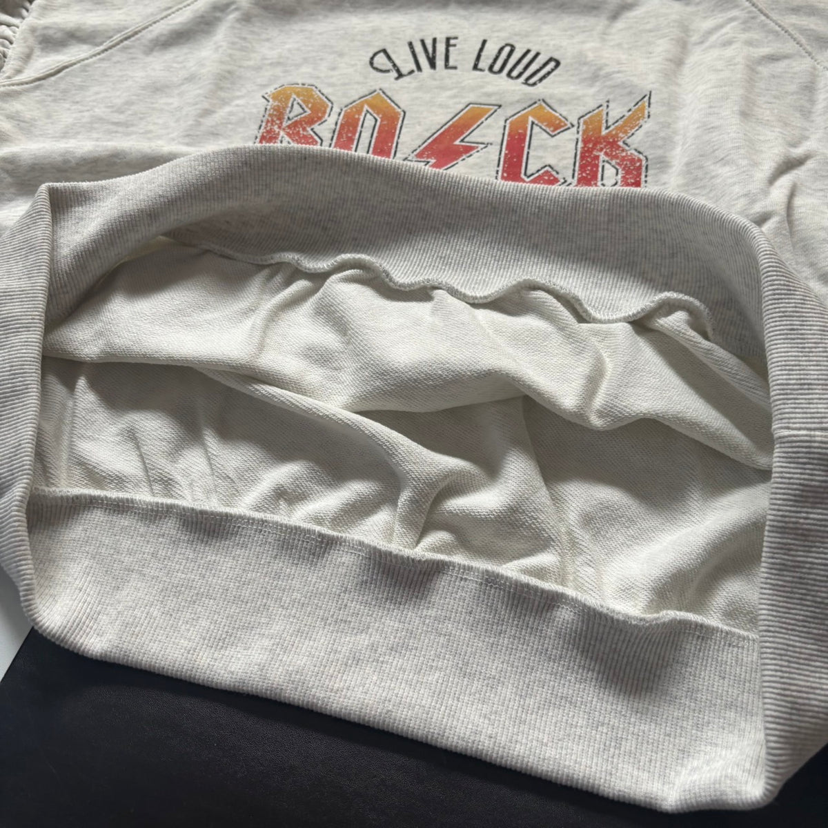 ※予約※ 2色 ROCKロゴ 袖フリル ラグランスウェットプルオーバー 納期目安は商品ページに記載