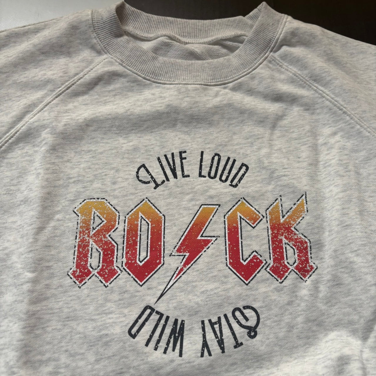 ※予約※ 2色 ROCKロゴ 袖フリル ラグランスウェットプルオーバー 納期目安は商品ページに記載