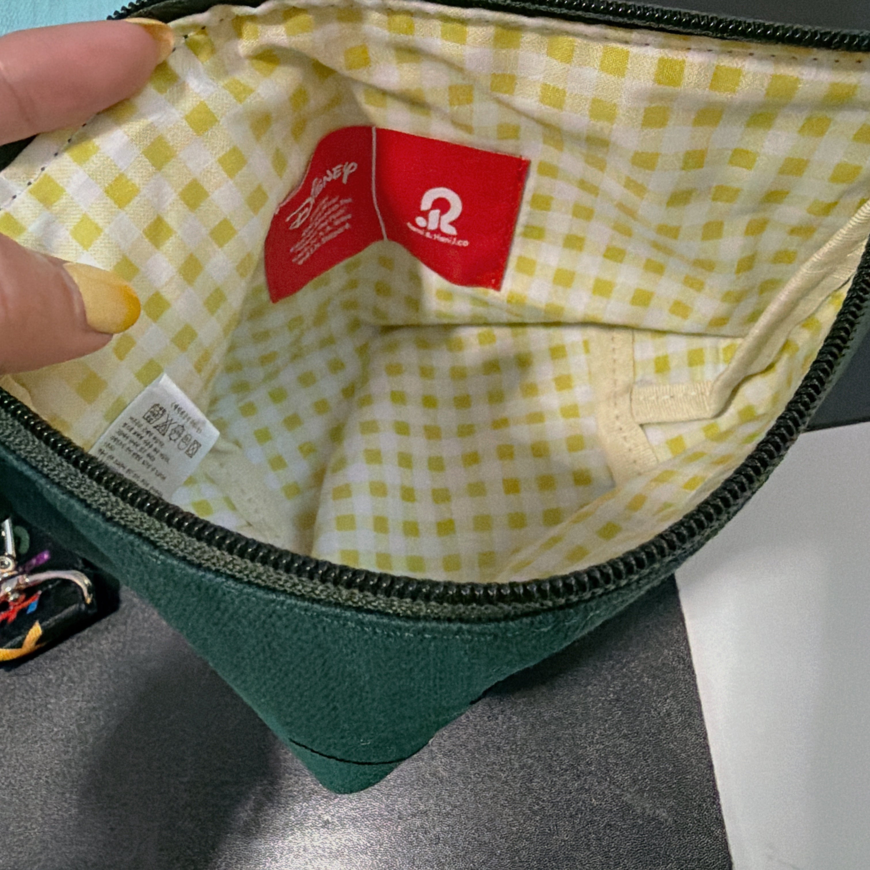 ※予約※3色 ミッキー刺繍裏地ギンガム柄ポーチ 12月中の出荷予定