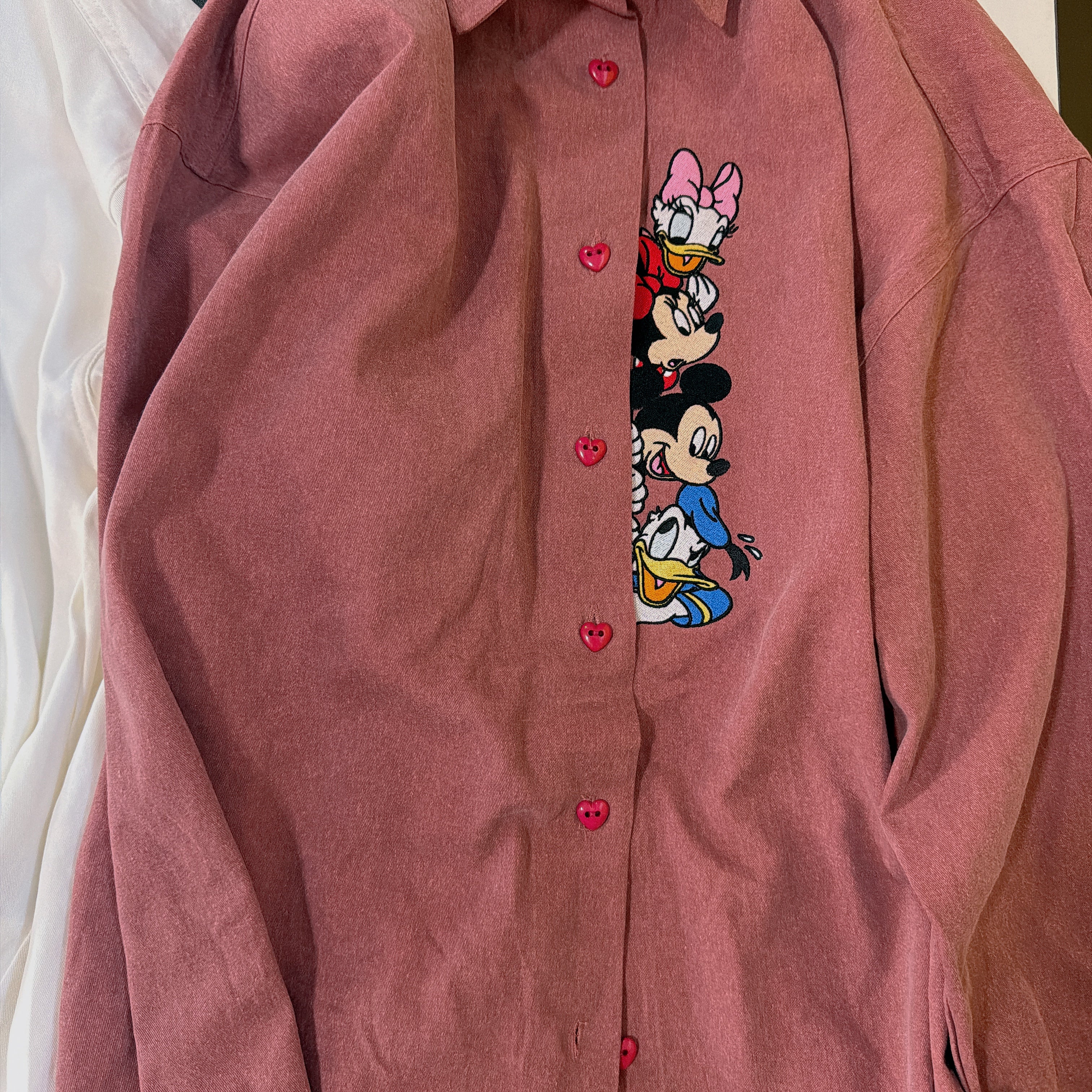 ※予約※新デザイン!3色 ミッキーフレンズハートボタン刺繍シャツ 12月中の出荷予定