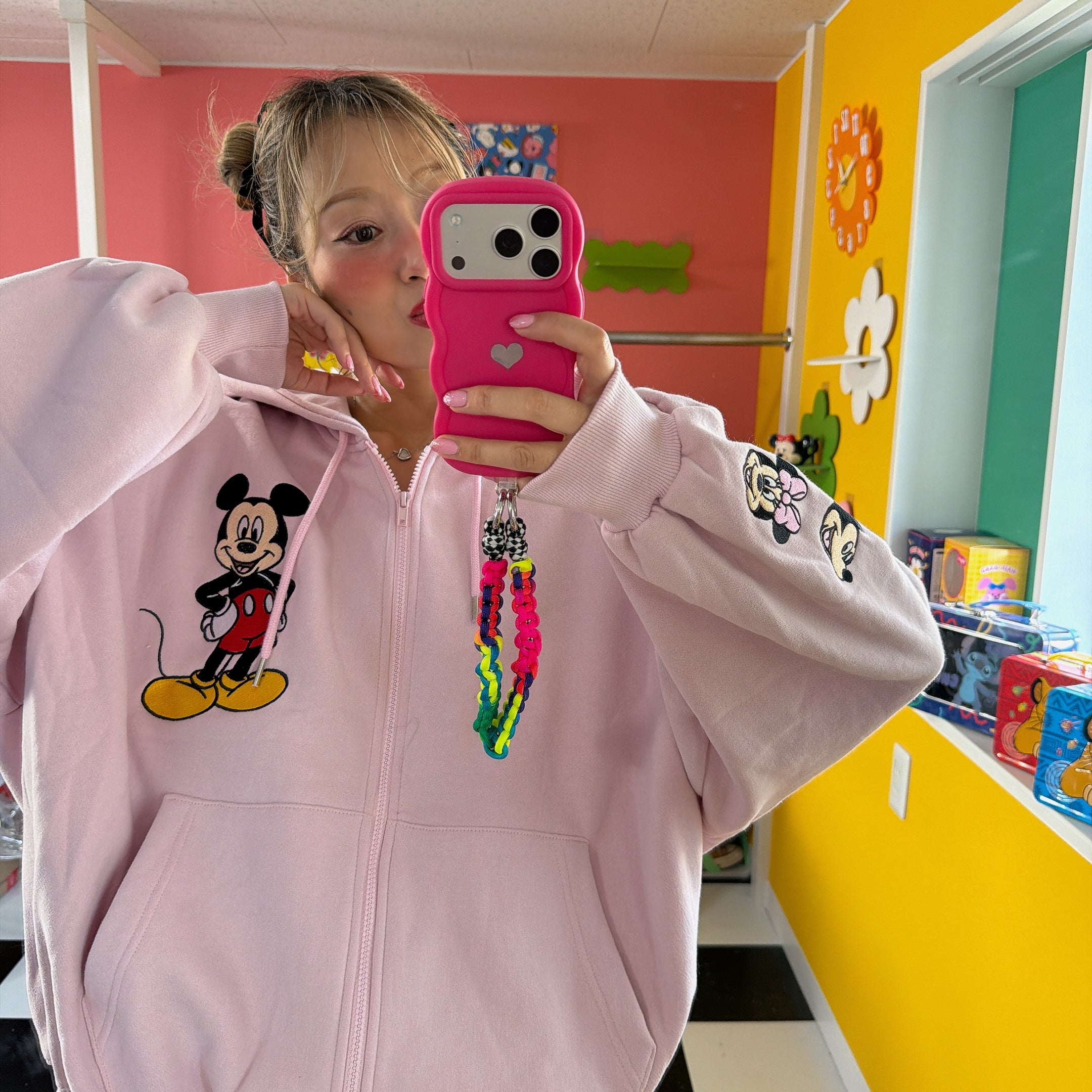 ※予約※2色 ミッキーミニーランダム刺繍パーカー 12月中の出荷予定