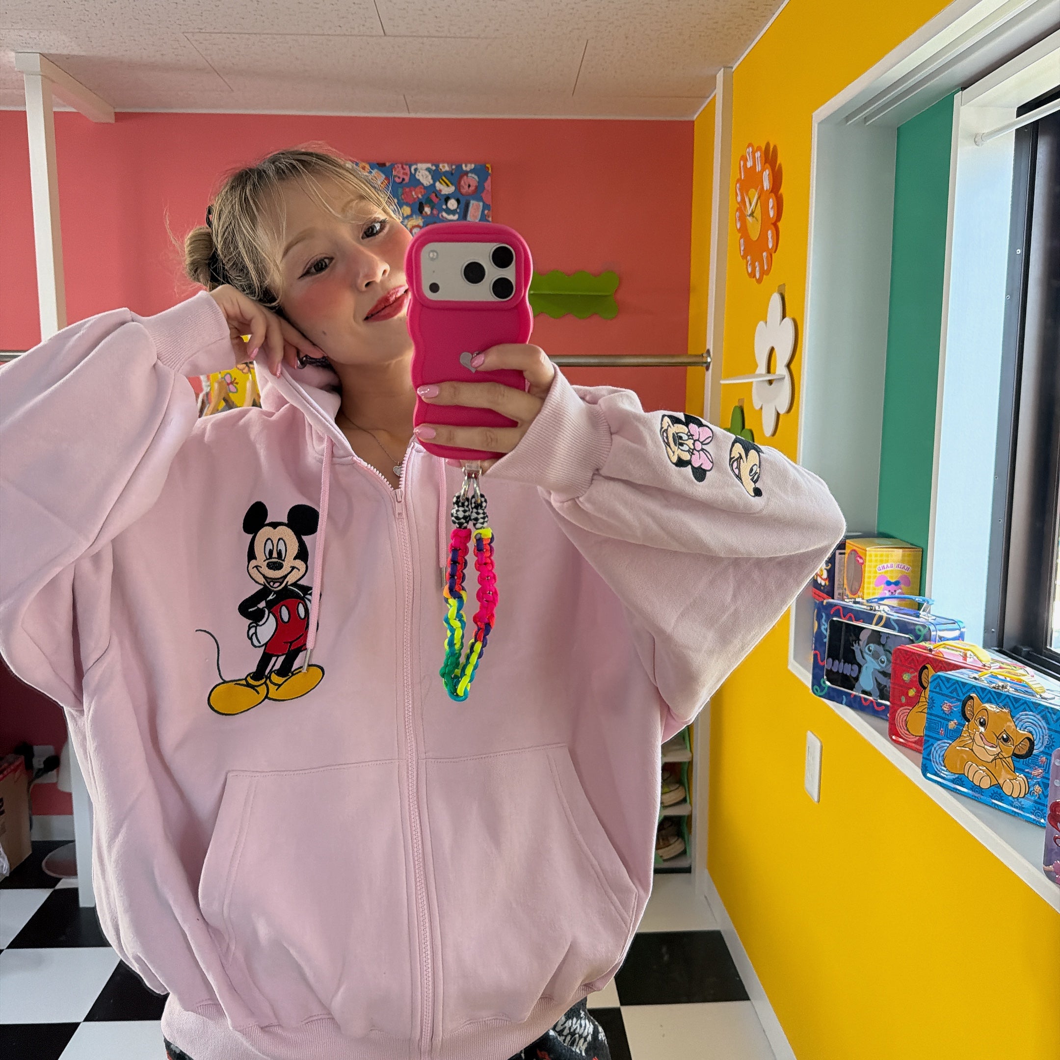 ※予約※2色 ミッキーミニーランダム刺繍パーカー 12月中の出荷予定