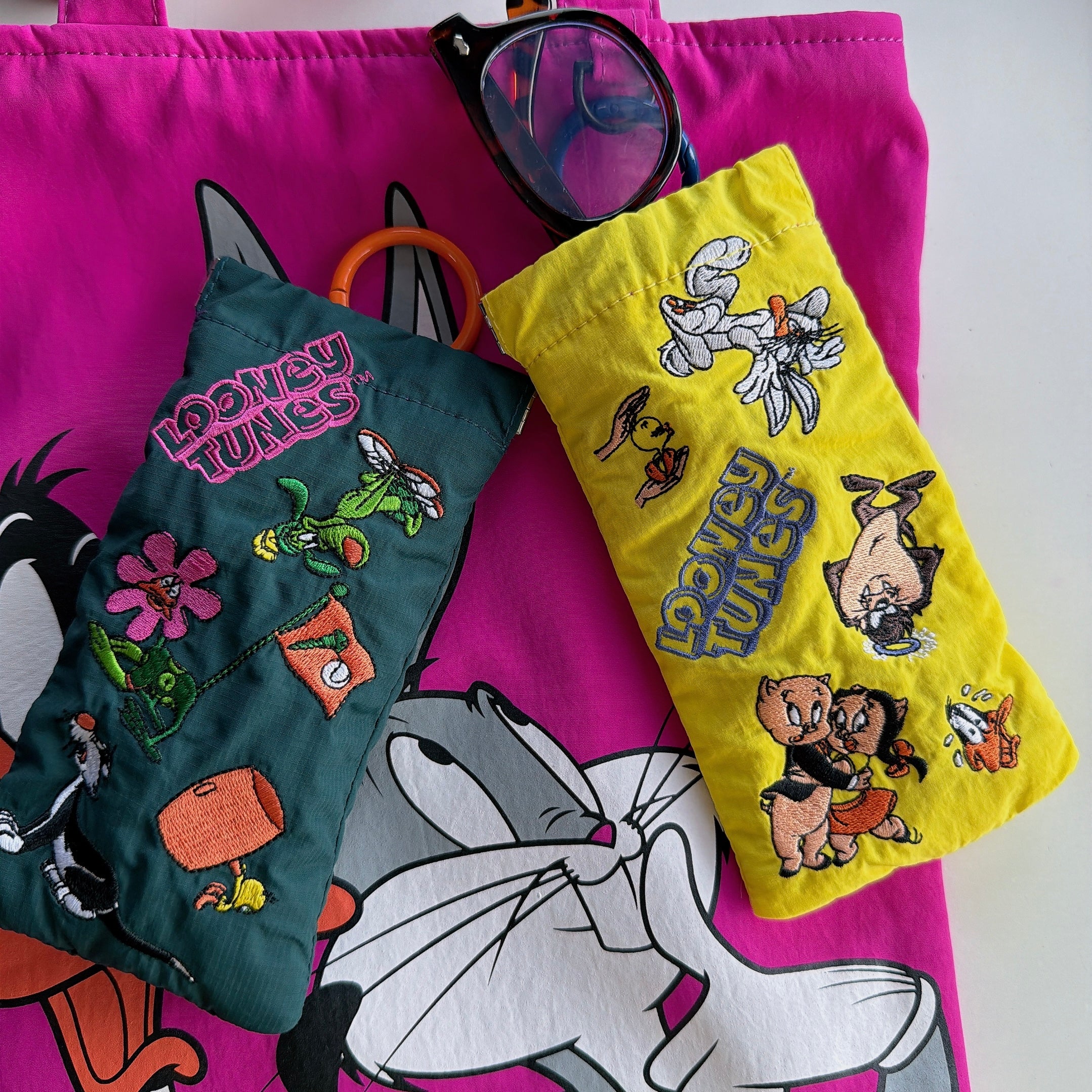 *Reservation* 2 types Looney Tunes NOSTALGICA Glasses Cushion Pouch Scheduled to ship in August