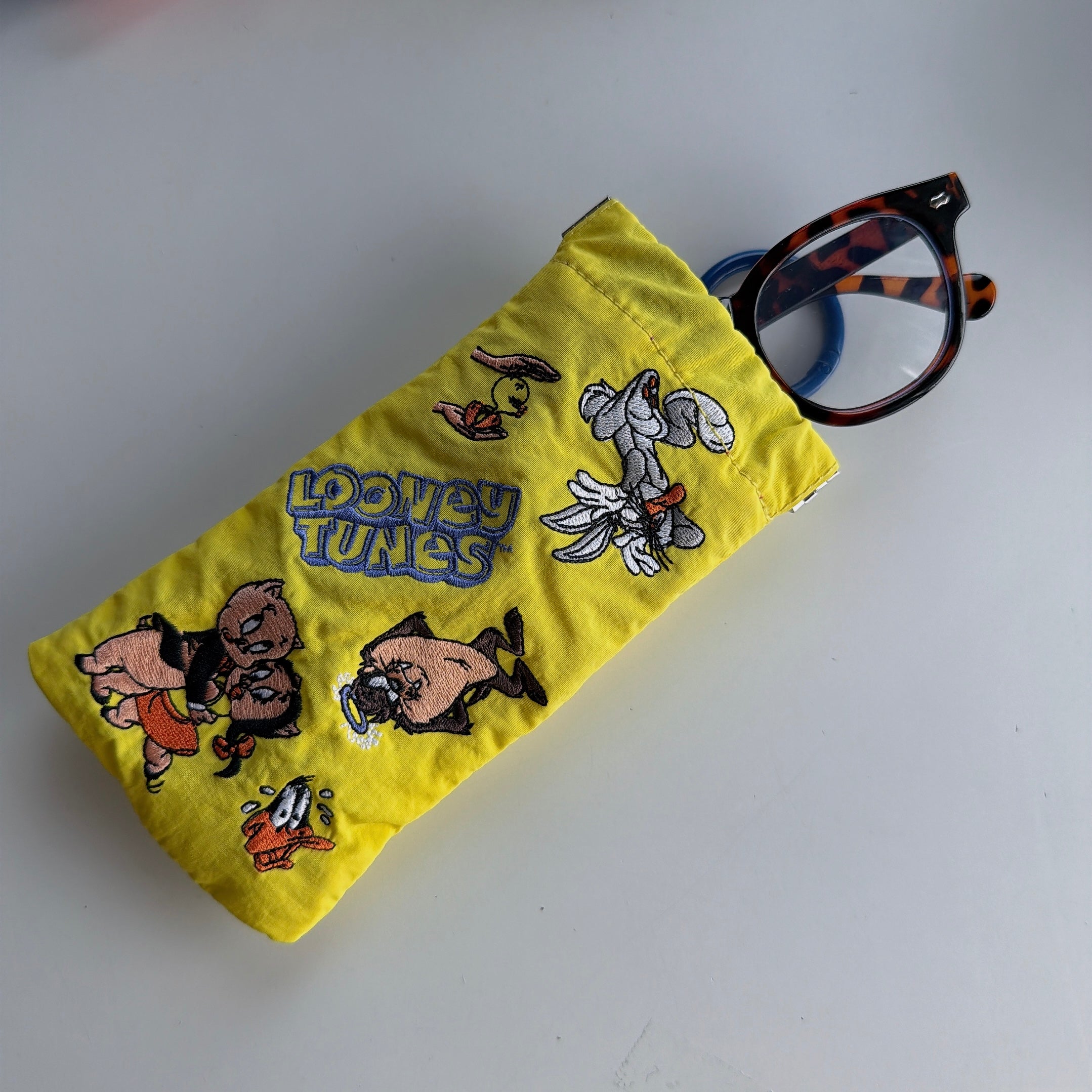 *Reservation* 2 types Looney Tunes NOSTALGICA Glasses Cushion Pouch Scheduled to ship in August