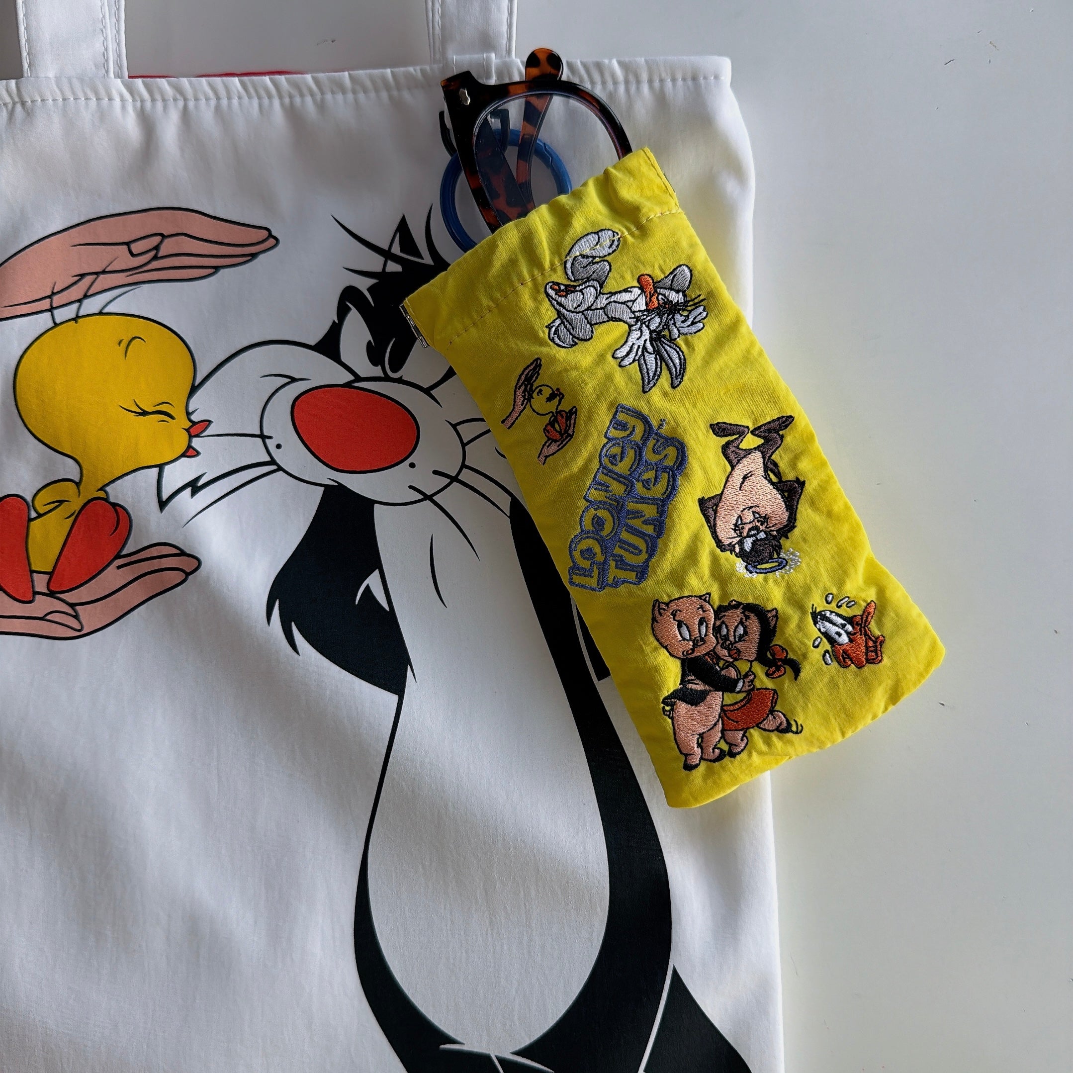 *Reservation* 2 types Looney Tunes NOSTALGICA Glasses Cushion Pouch Scheduled to ship in August