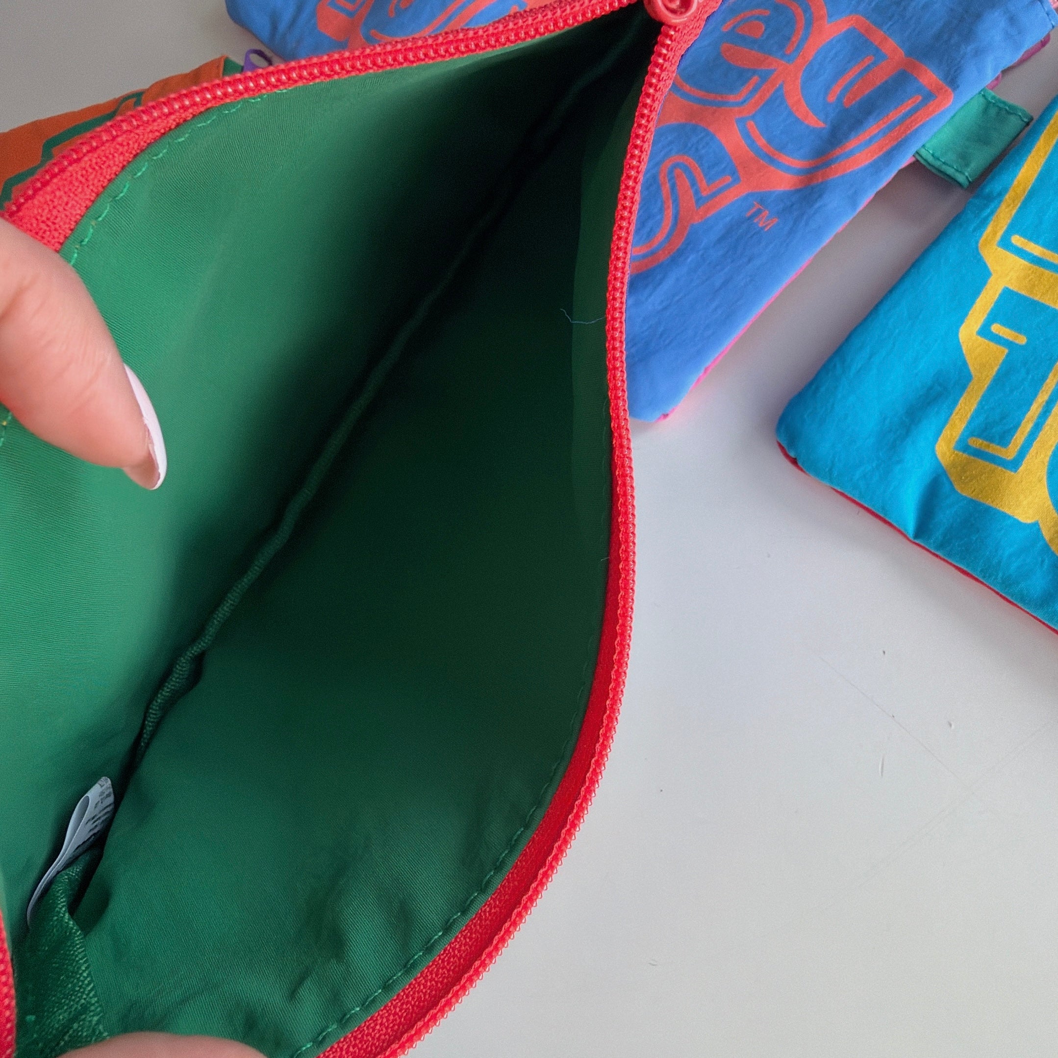 *Pre-order* Looney Tunes NOSTALGICA Bicolor Flat Pouch (5 types) - Scheduled to ship in August