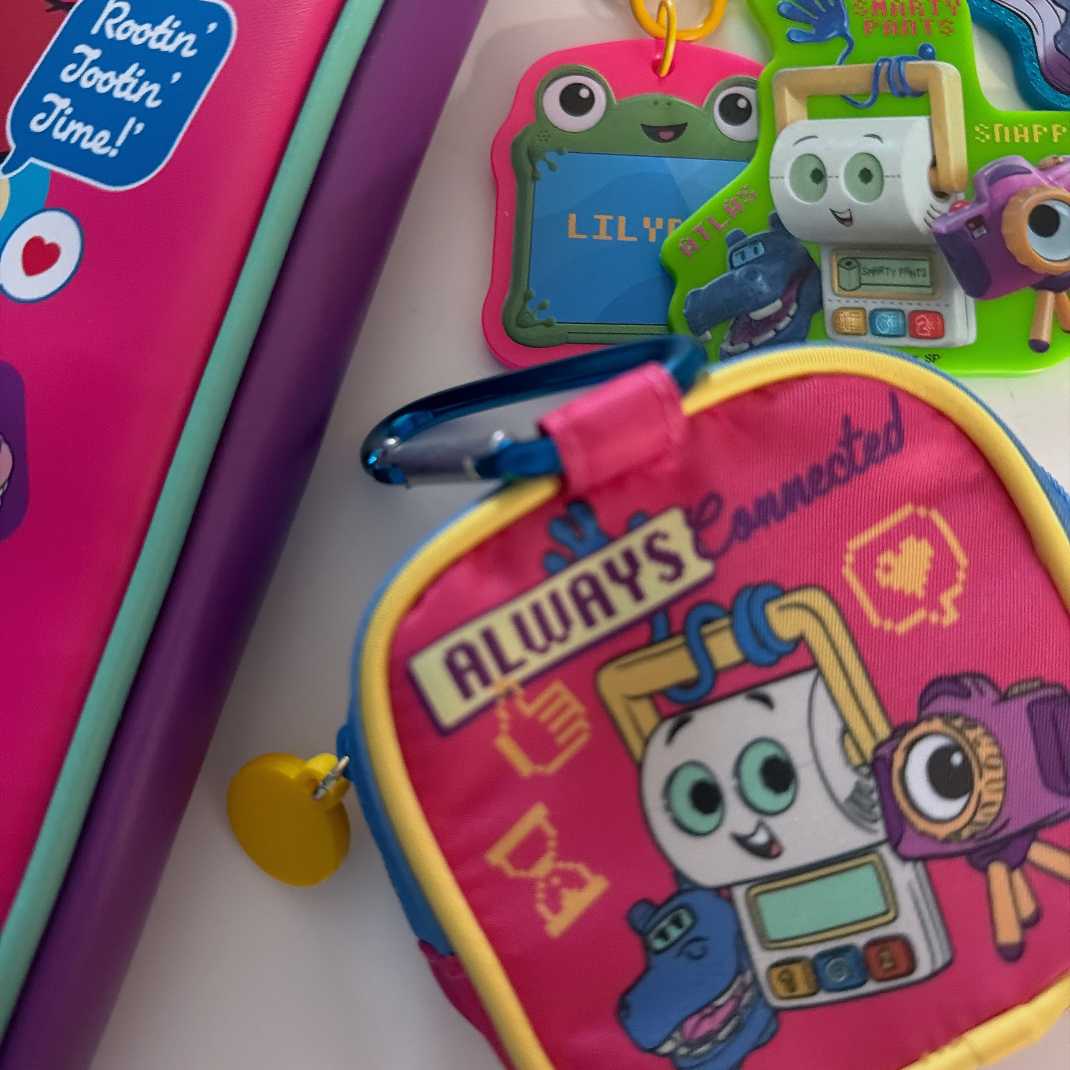 shin 　カラビナ付きポーチセット/赤・黄・緑・紫 予約※ 3種類 DISNEY/PIXAR TOY STORY5 カラビナ付きミニポーチ 7月中の発送