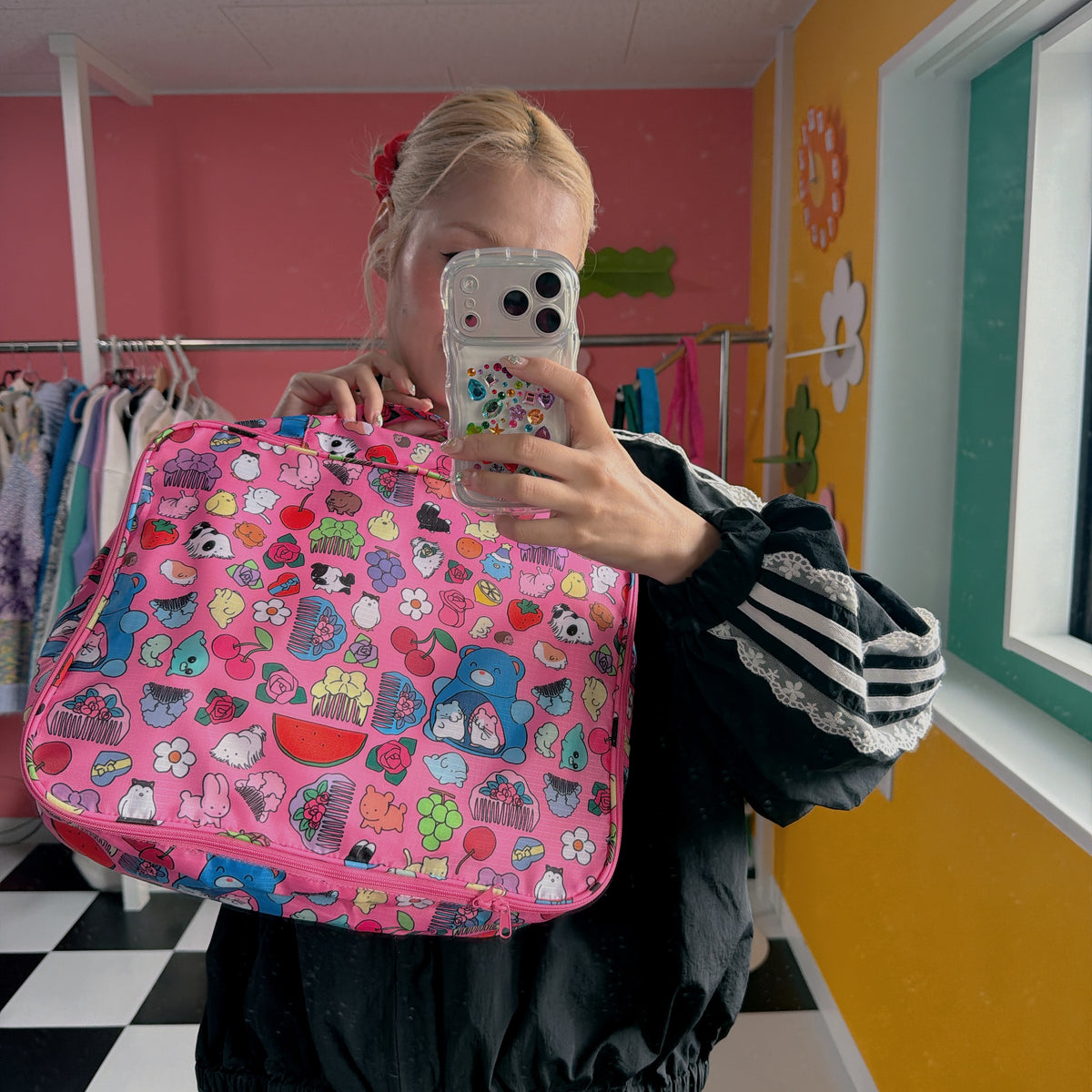 *Pre-order* 3 types of LOVELY FRIENDS Travel Bag L. Estimated delivery date is indicated on the product page.
