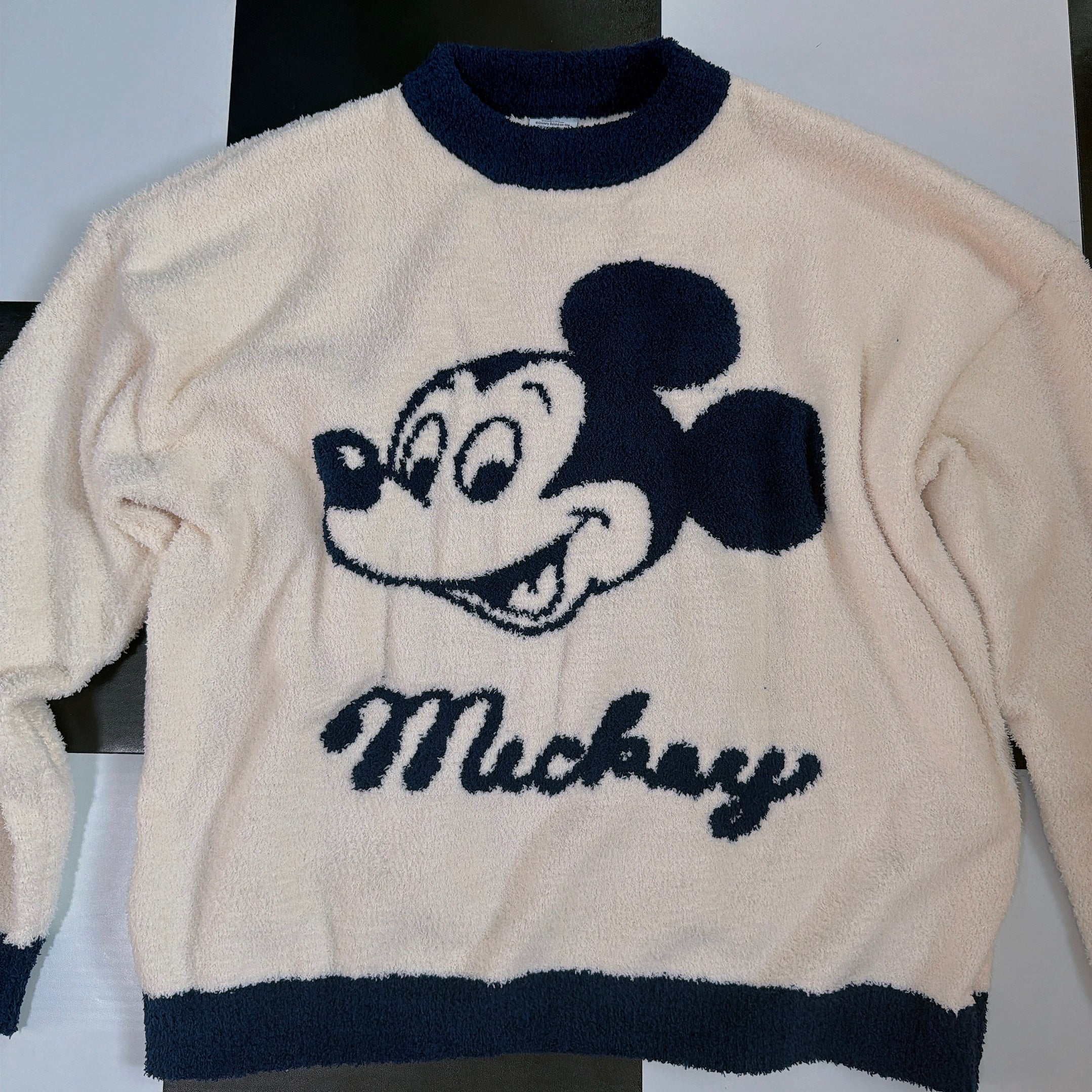*Pre-order* 2-color Mickey and Minnie fluffy tops available as a set. Scheduled to ship in January.