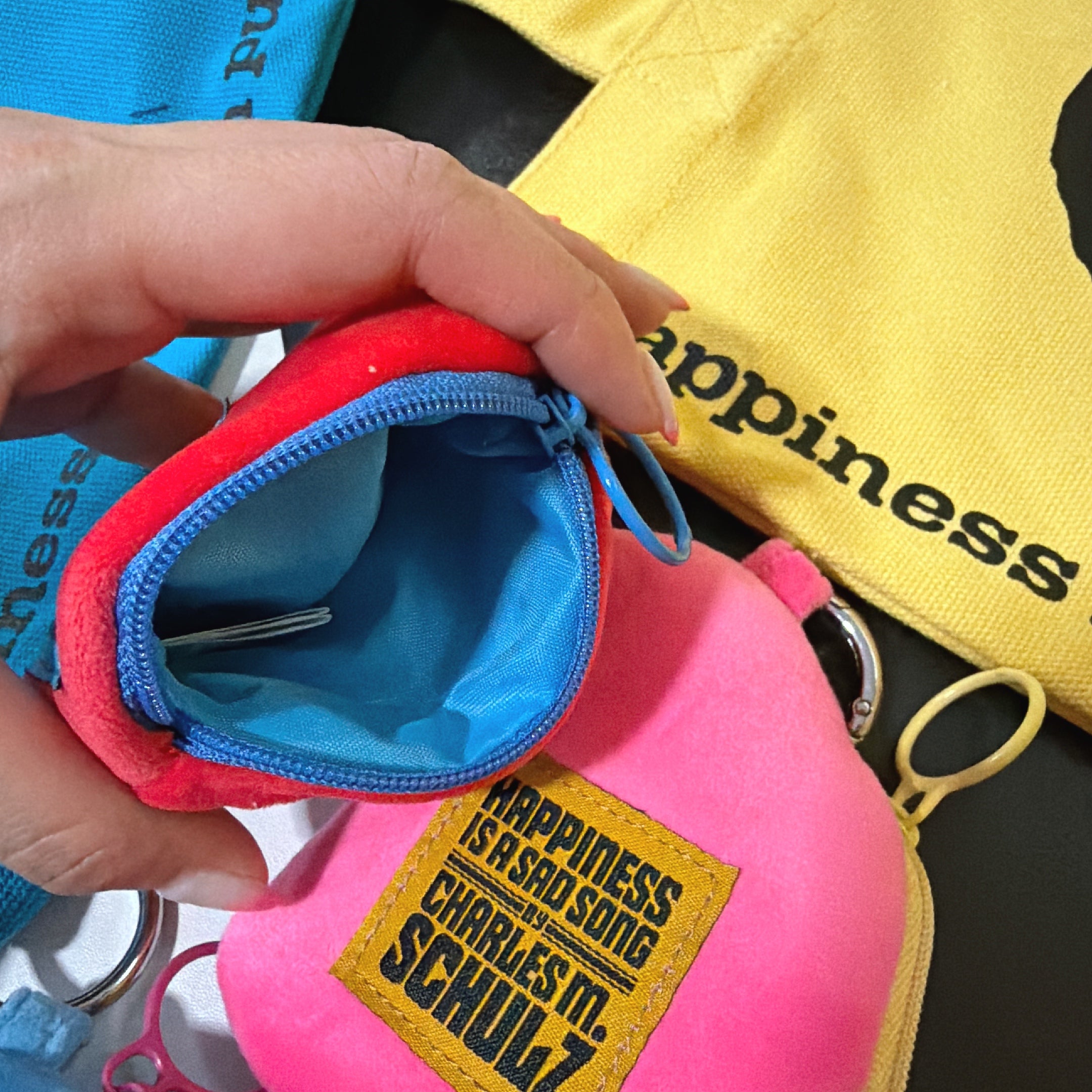 *Pre-order* 3-color NOSTALGICA vintage PEANUTS fluffy pouch with carabiner. Scheduled to ship in May.